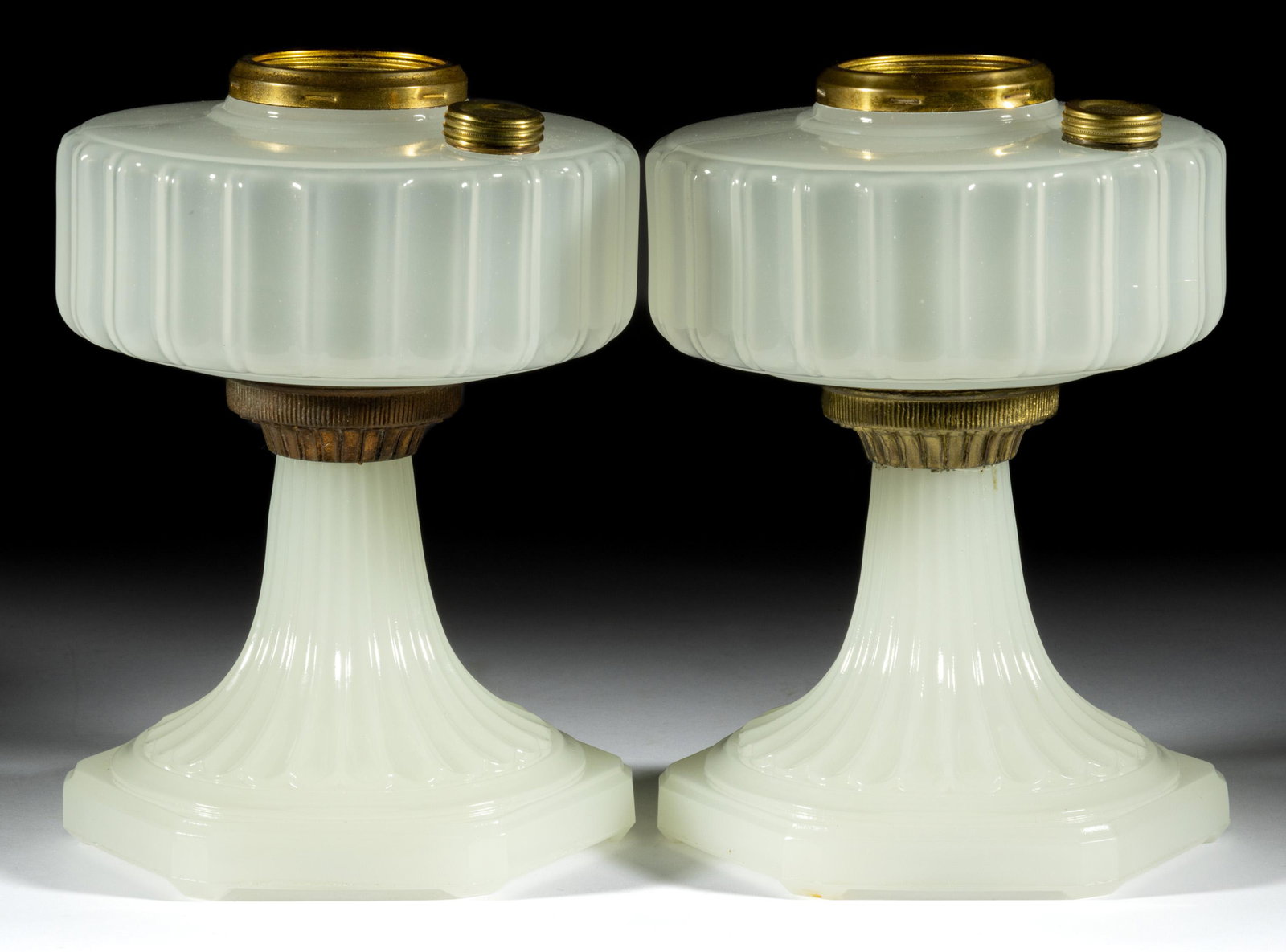 ALADDIN MODELS B-114 / CORINTHIAN PAIR OF KEROSENE STAND LAMPS (1 of 1)