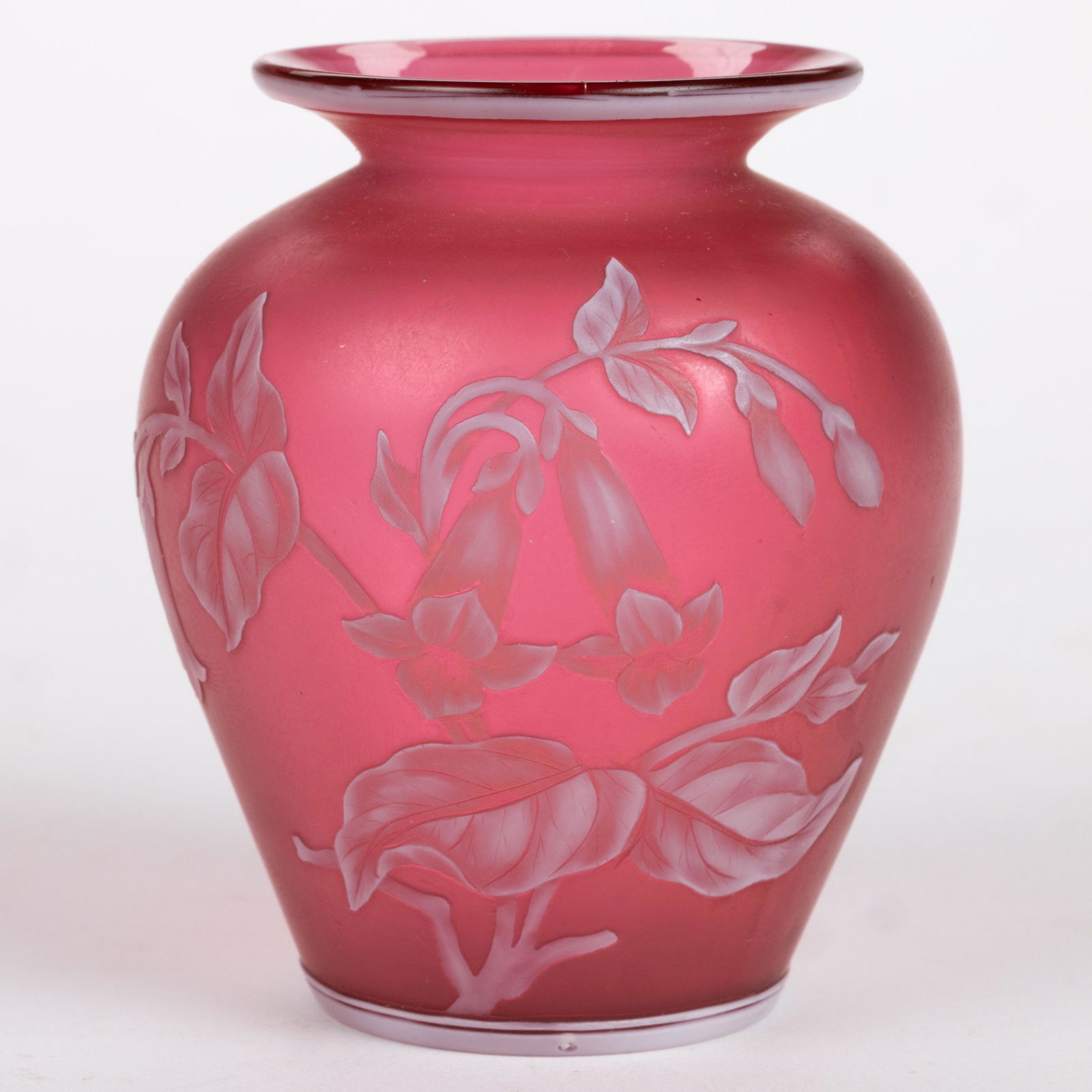 ENGLISH CAMEO TRUMPET FLOWERS ART GLASS DIMINUTIVE VASE, small urn form with blooming trumpet: ENGLISH CAMEO TRUMPET FLOWERS ART GLASS DIMINUTIVE VASE, small urn form with blooming trumpet flowers, polished pontil mark. Thomas Webb & Sons or Stevens & Williams. Fourth quarter 19th