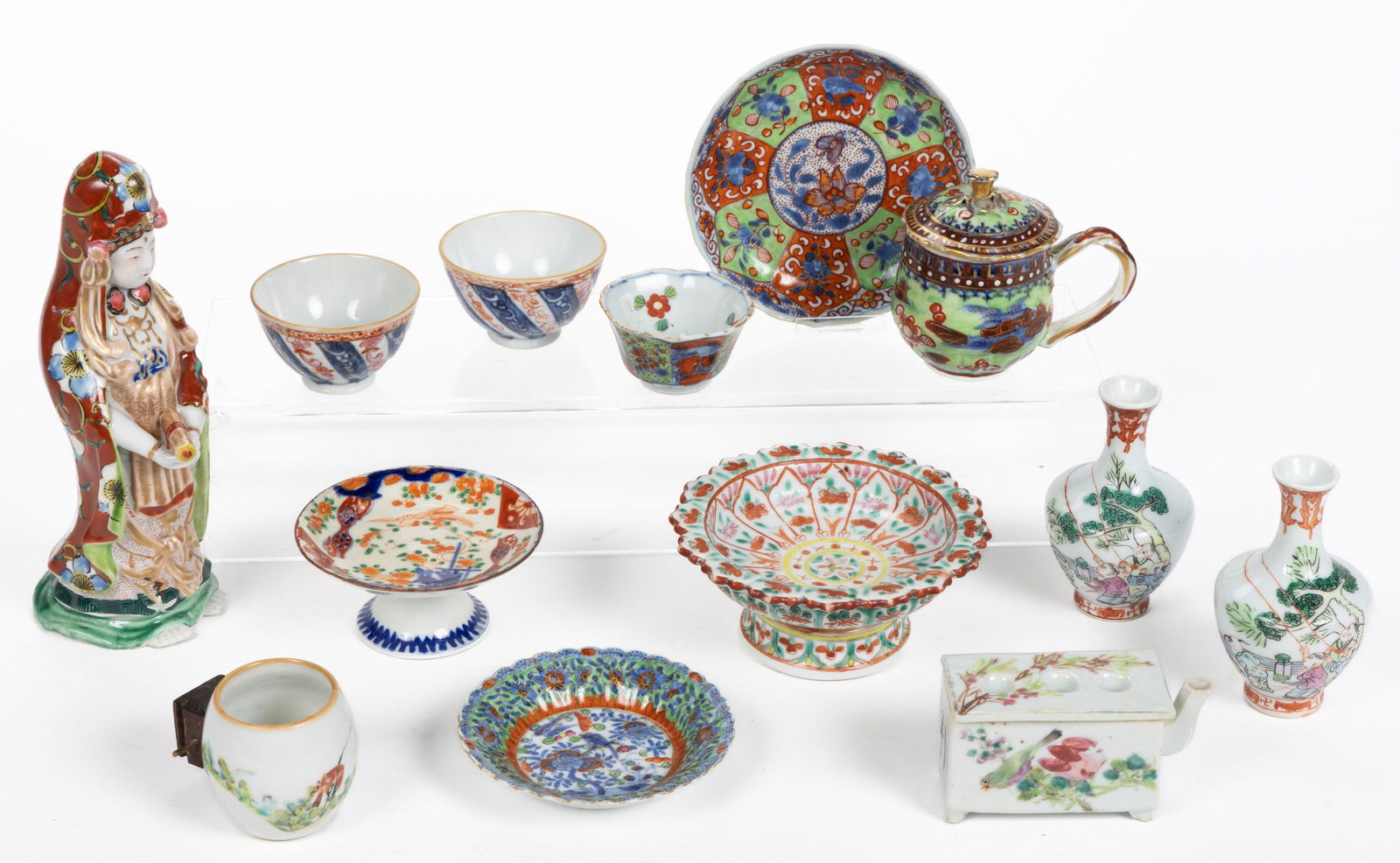 CHINESE / JAPANESE EXPORT PORCELAIN ARTICLES, LOT OF 13, including a covered pot de creme having (1 of 8)