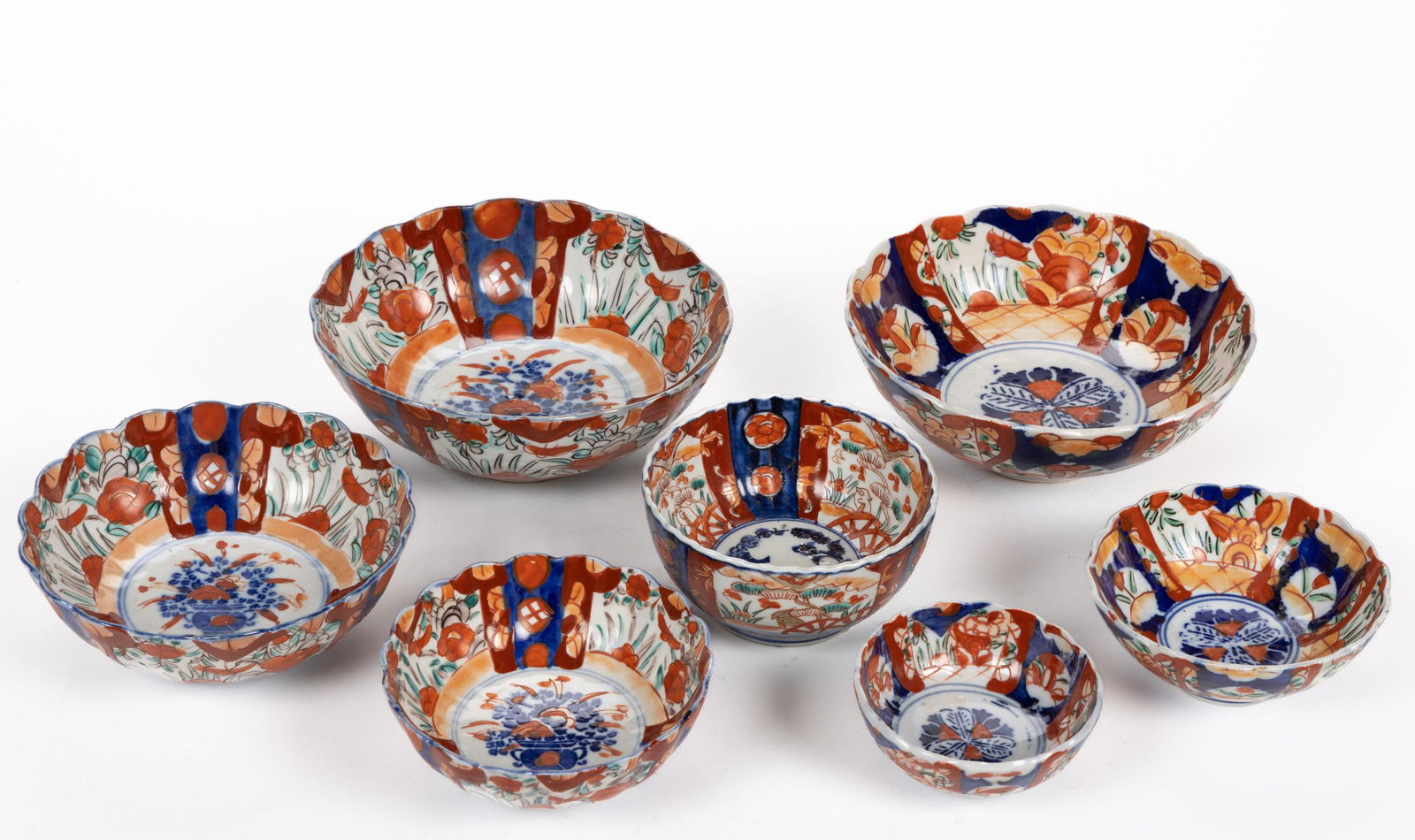 JAPANESE MEIJI / TAISHO-PERIOD IMARI PORCELAIN BOWLS, LOT OF SEVEN, each featuring underglaze (1 of 2)