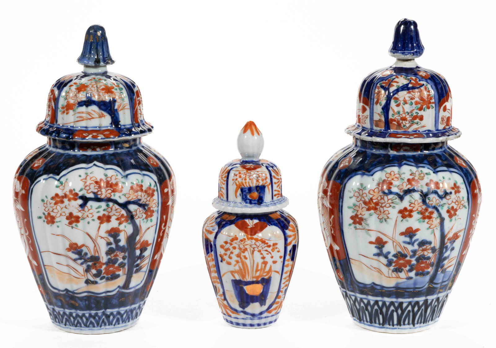 JAPANESE MEIJI / TAISHO-PERIOD IMARI PORCELAIN URNS WITH COVERS, LOT OF THREE, each  (1 of 6)