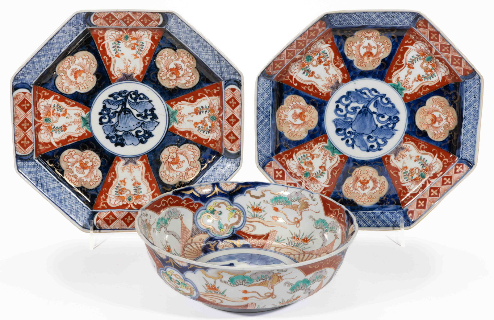 JAPANESE MEIJI / TAISHO-PERIOD IMARI PORCELAIN TABLE ARTICLES, LOT OF THREE, each featuring (1 of 4)