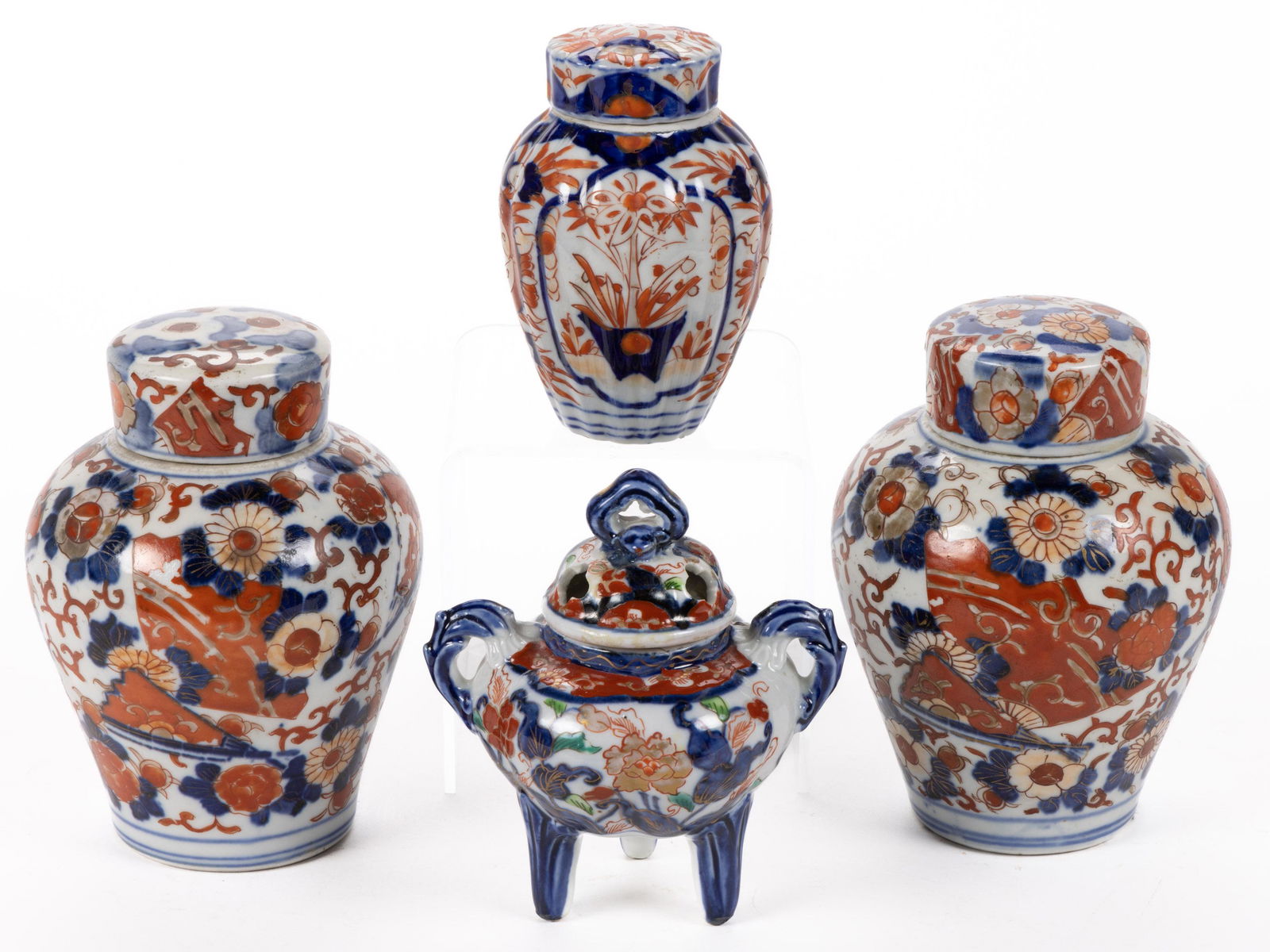 JAPANESE IMARI PORCELAIN ARTICLES, LOT OF FOUR, each having underglaze blue designs (1 of 5)