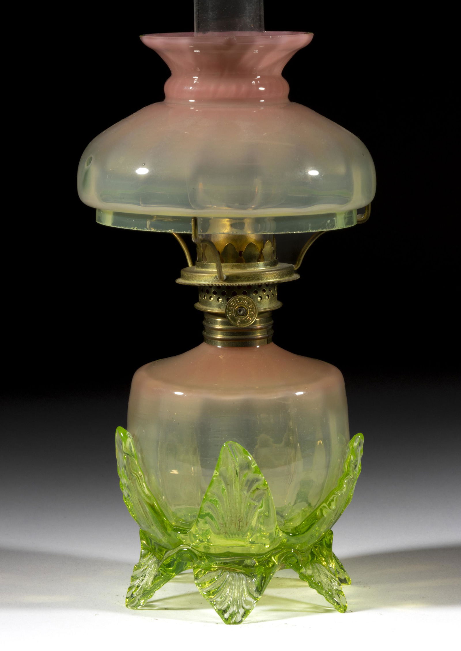 PANEL-OPTIC AND OPALESCENT ART GLASS MINIATURE LAMP (1 of 1)