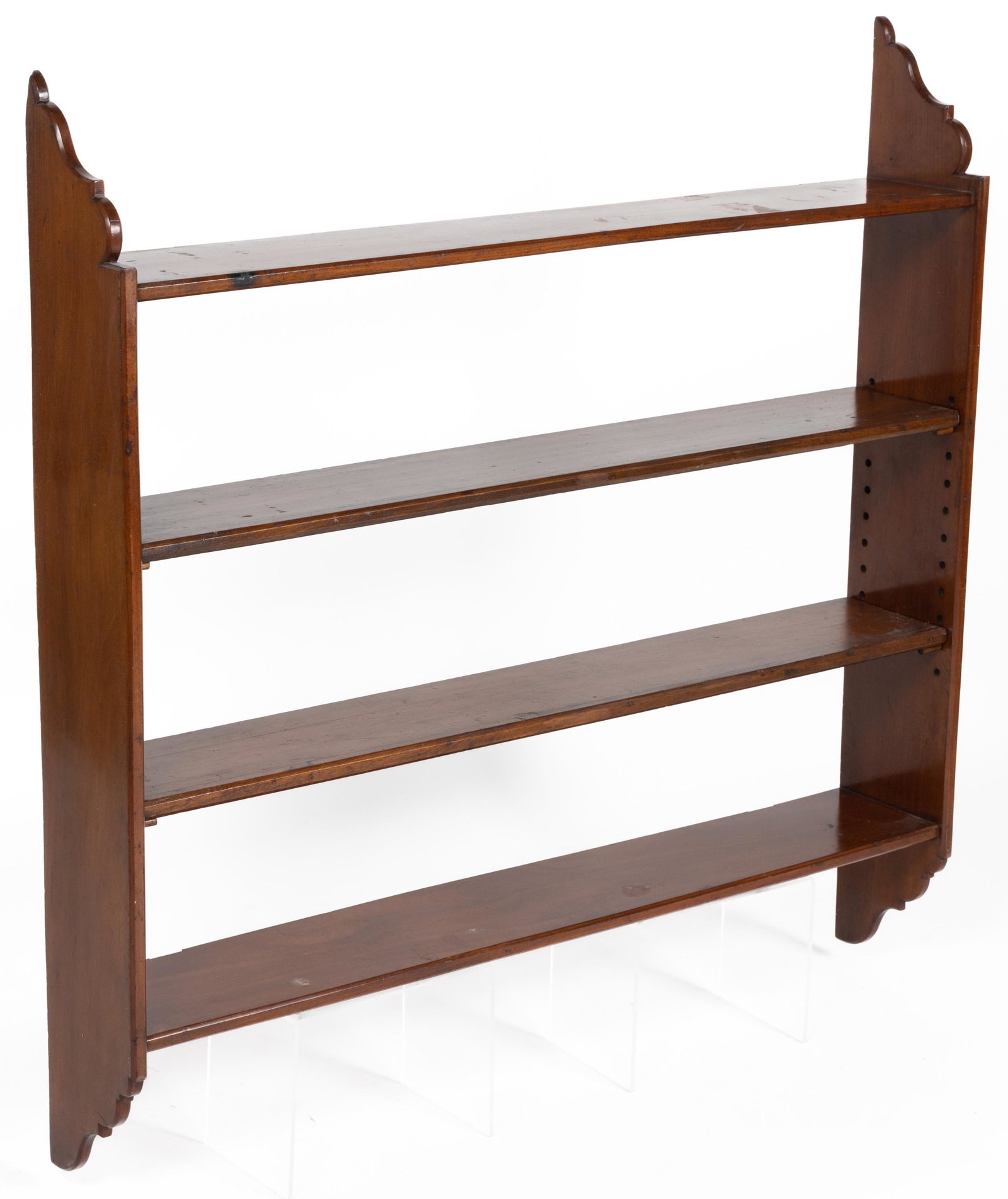 LATE GEORGIAN MAHOGANY WALL DISPLAY SHELF: LATE GEORGIAN MAHOGANY WALL DISPLAY SHELF, each side with complex cut-out ends supporting four shelves, the center two being adjustable. Retains an old surface with warm color. First half 19th century