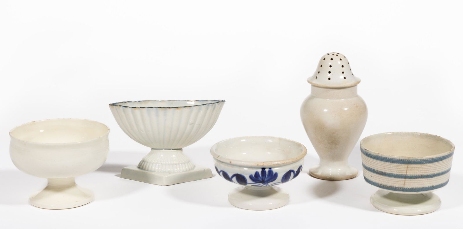 BRITISH CERAMIC TABLE ARTICLES, LOT OF FIVE (1 of 1)