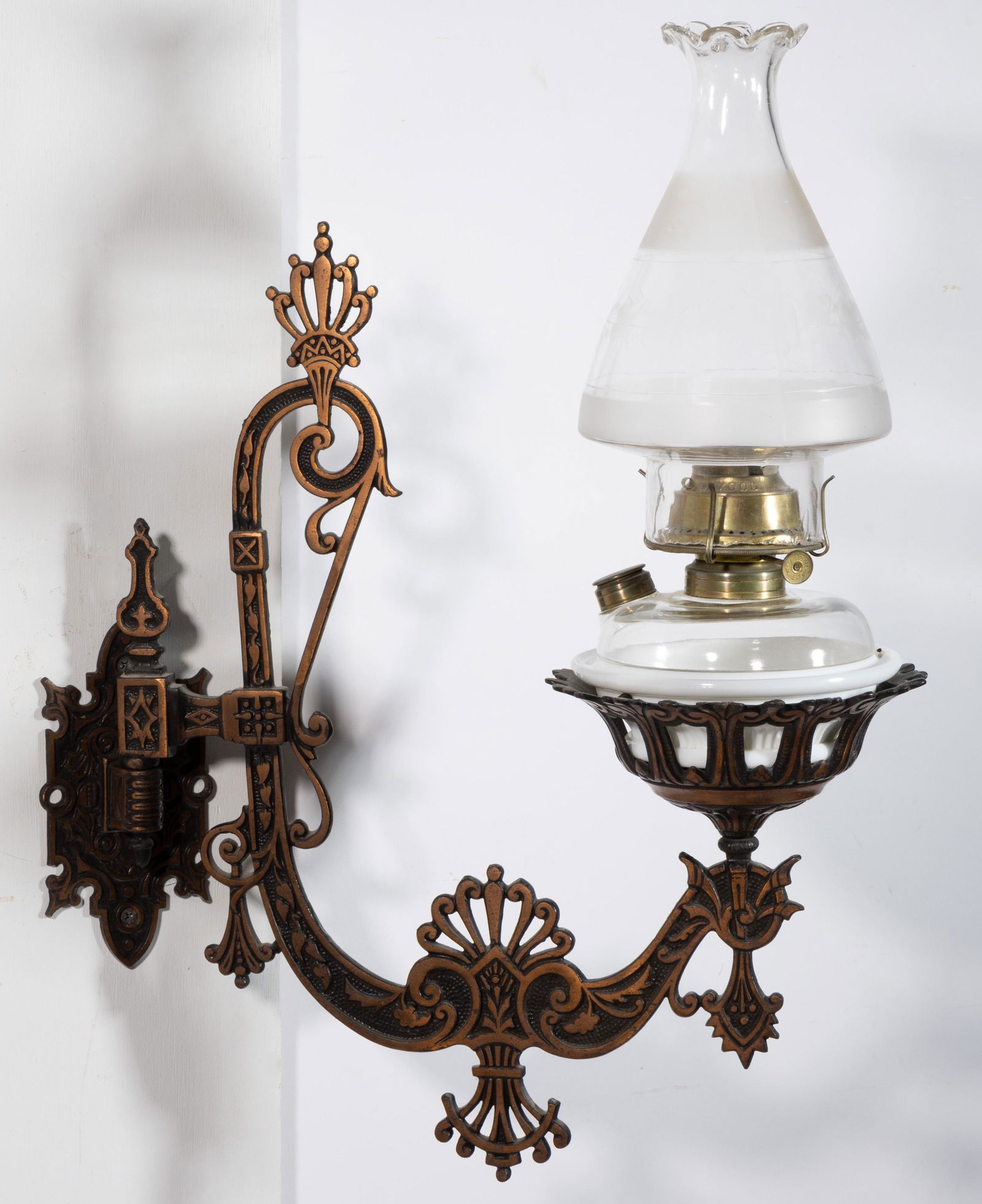 CAST-IRON BRADLEY & HUBBARD KEROSENE BRACKET LAMP (1 of 3)