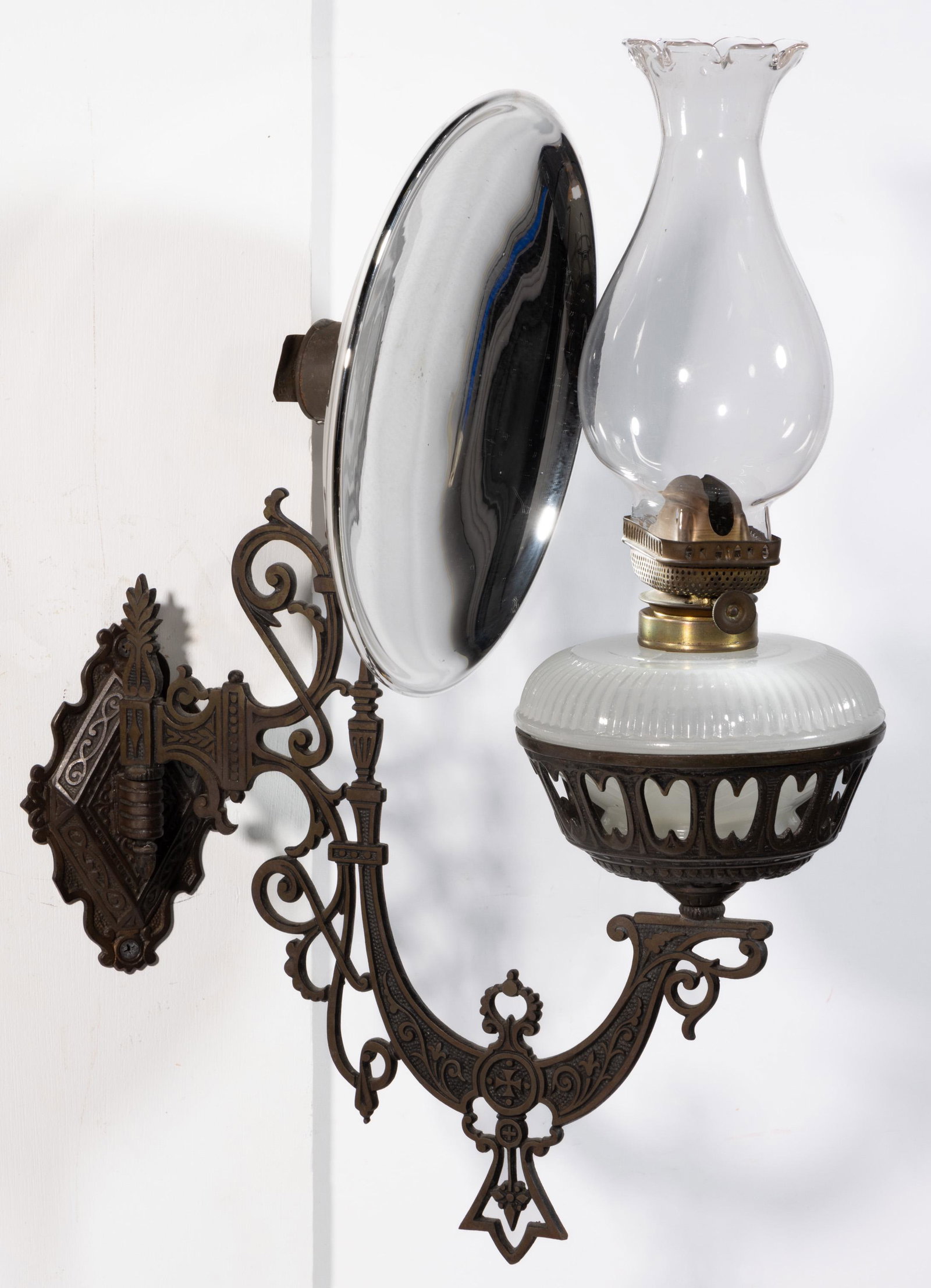 CAST-IRON BRADLEY & HUBBARD NO. 130 KEROSENE BRACKET LAMP (1 of 2)