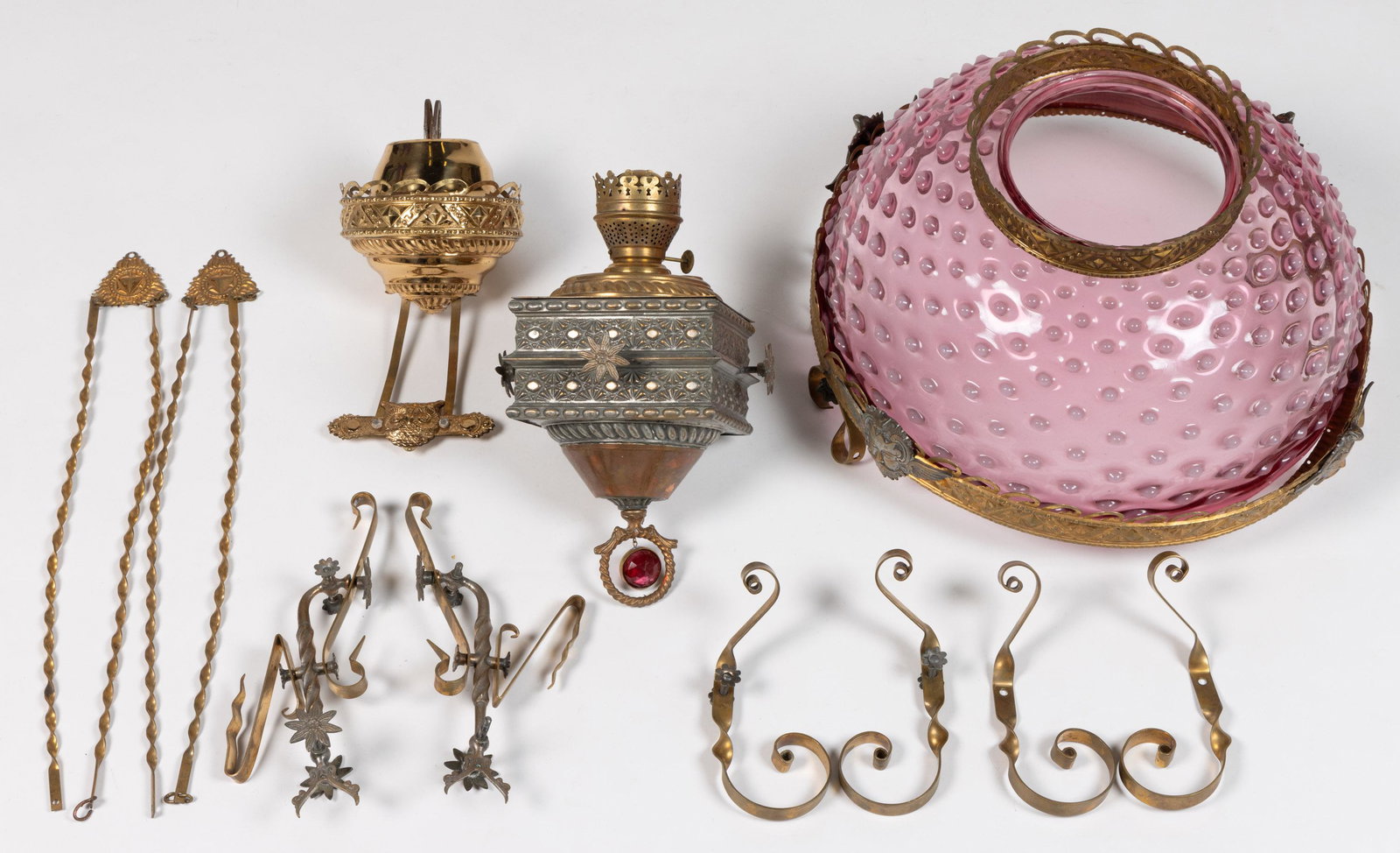 BRADLEY & HUBBARD OPALESCENT HOBNAIL / DEW DROP KEROSENE HANGING / LIBRARY LAMP (1 of 3)