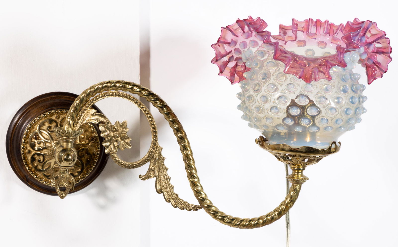 VICTORIAN CAST-BRASS SINGLE-ARM GAS WALL SCONCE / LAMP (1 of 2)