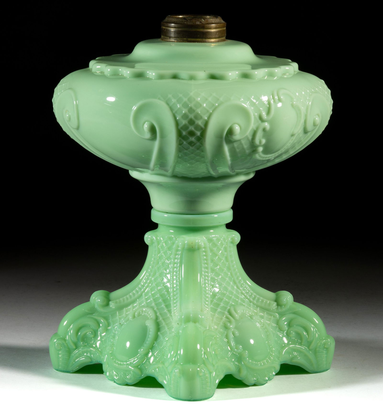 PRINCESS FEATHER MASSIVE-FONT KEROSENE STAND LAMP (1 of 1)