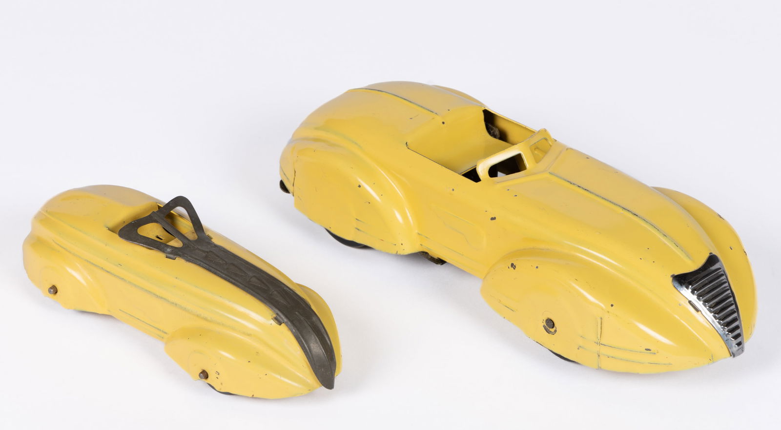 WYANDOTTE TOYS (ALL-METAL PRODUCTS CO.) STREAMLINED SPEEDSTER NO. 603 WIND-UP PRESSED-STEEL TOY (1 of 2)