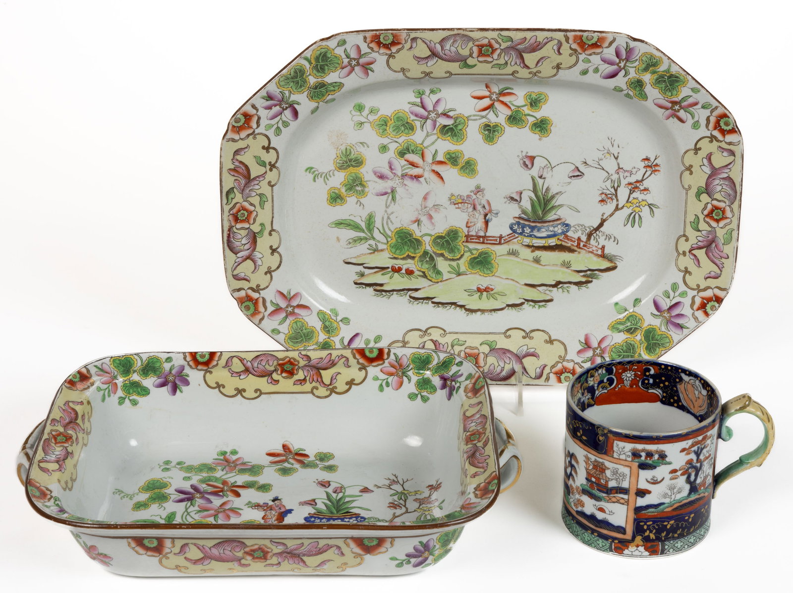 ENGLISH CHINOISERIE MOTIF PORCELAIN ARTICLES, LOT OF THREE: ENGLISH CHINOISERIE MOTIF PORCELAIN ARTICLES, LOT OF THREE, comprising two examples featuring Late Spode #3435 pattern depicting a garden depicting a mother and child standing beside a fence and 
