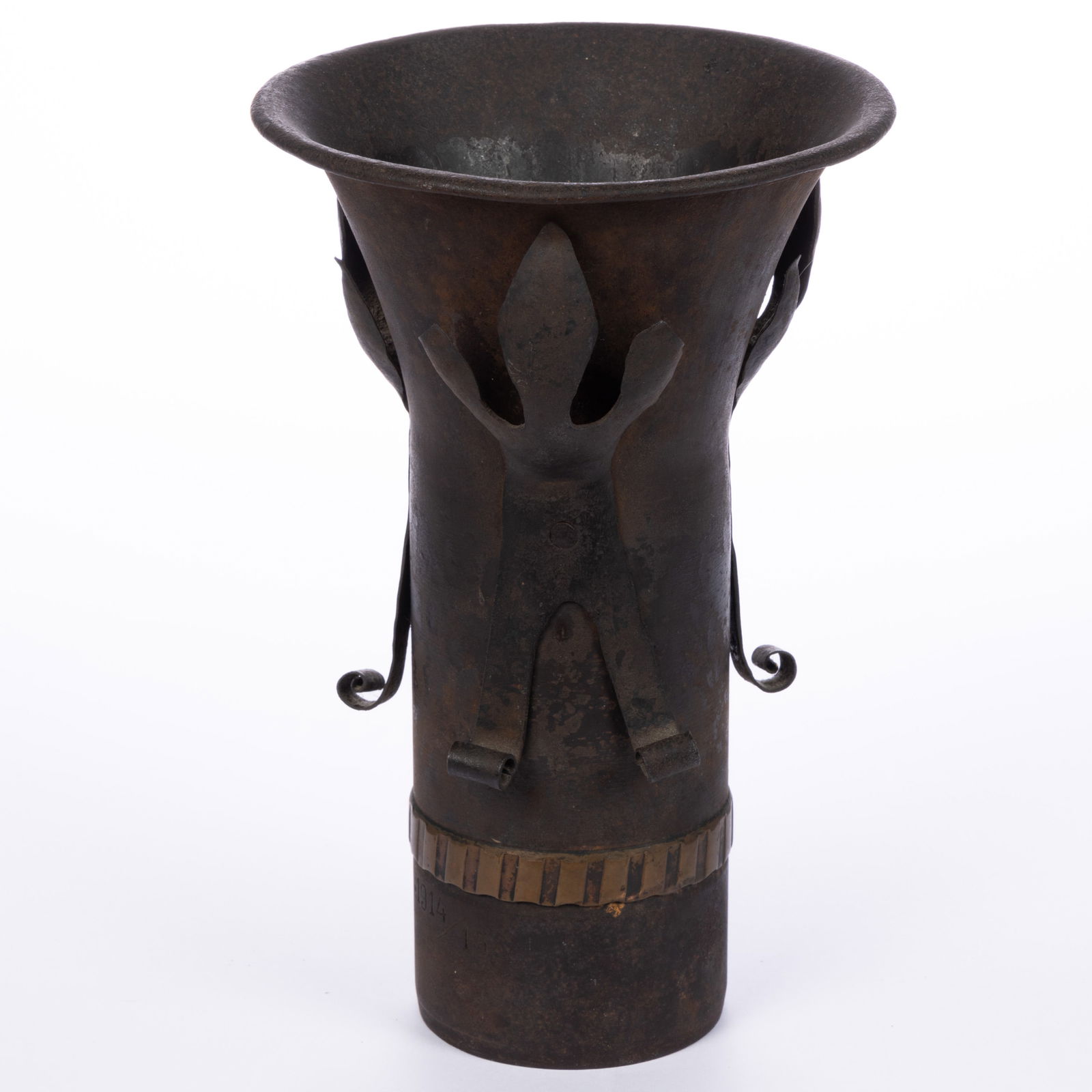 UNUSUAL WORLD WAR ONE / WWI TRENCH ART IRON VASE: UNUSUAL WORLD WAR ONE / WWI TRENCH ART IRON VASE, with three applied figures possibly lizards, vase stamped "1914/15.", with stamp marks to the underside including a spade symbol. 1914-1915.