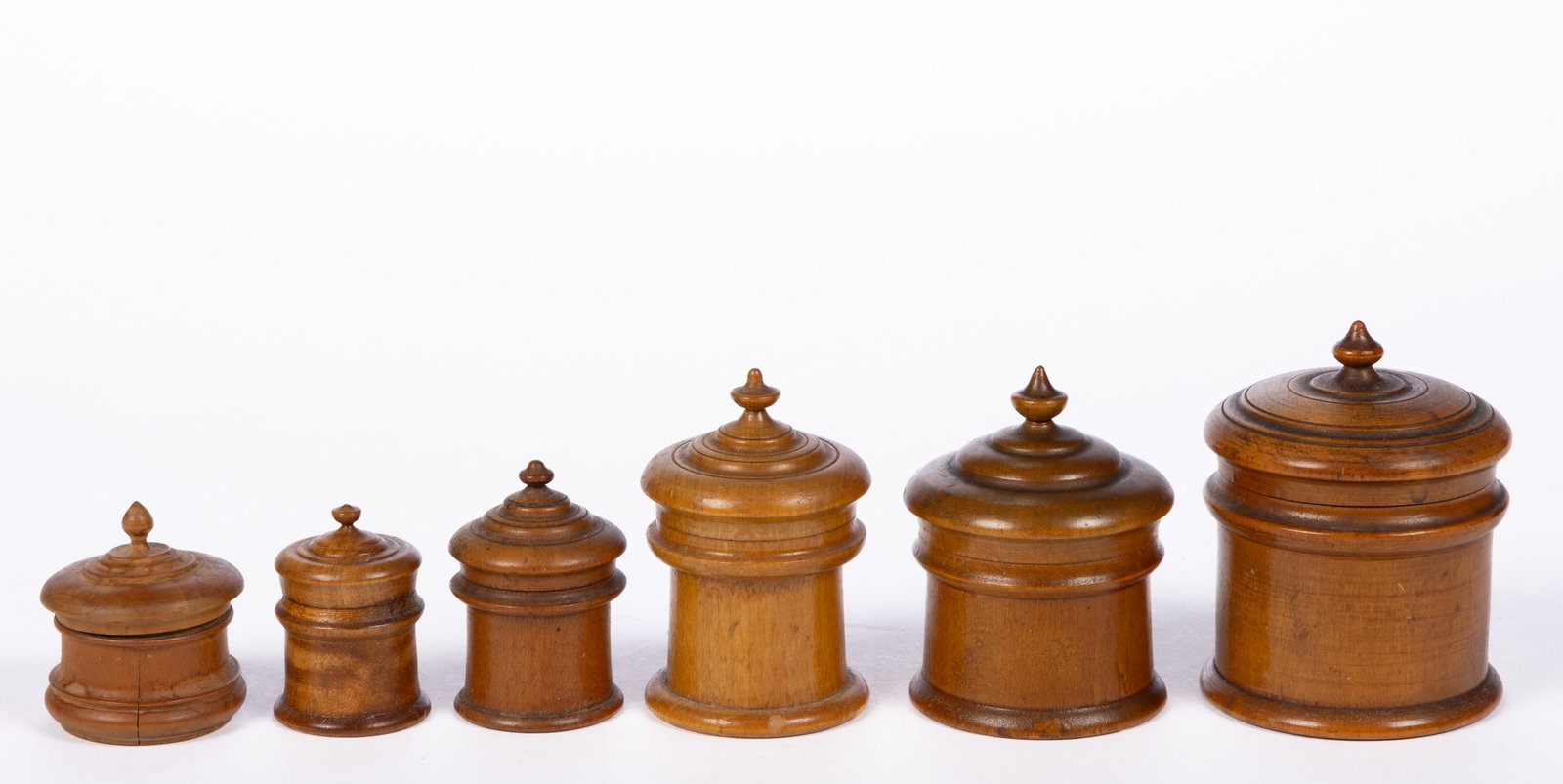 AMERICAN TURNED PEASEWARE / TREEN CONTAINERS, LOT OF SIX: AMERICAN TURNED PEASEWARE / TREEN CONTAINERS, LOT OF SIX, each with original covers. Old surfaces with warm color. 19th century. 1 1/2" to 3" H. Provenance: From the William D. Annable