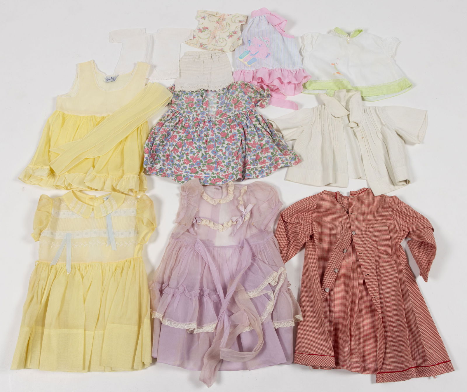 ANTIQUE / VINTAGE CHILDREN'S, BABY, AND DOLL CLOTHING, UNCOUNTED LOT: ANTIQUE / VINTAGE CHILDREN'S, BABY, AND DOLL CLOTHING, UNCOUNTED LOT, more than 25 pieces, including two pairs of white shoes, a set of four Chic-a-dee diaper pins on original cards, and vari