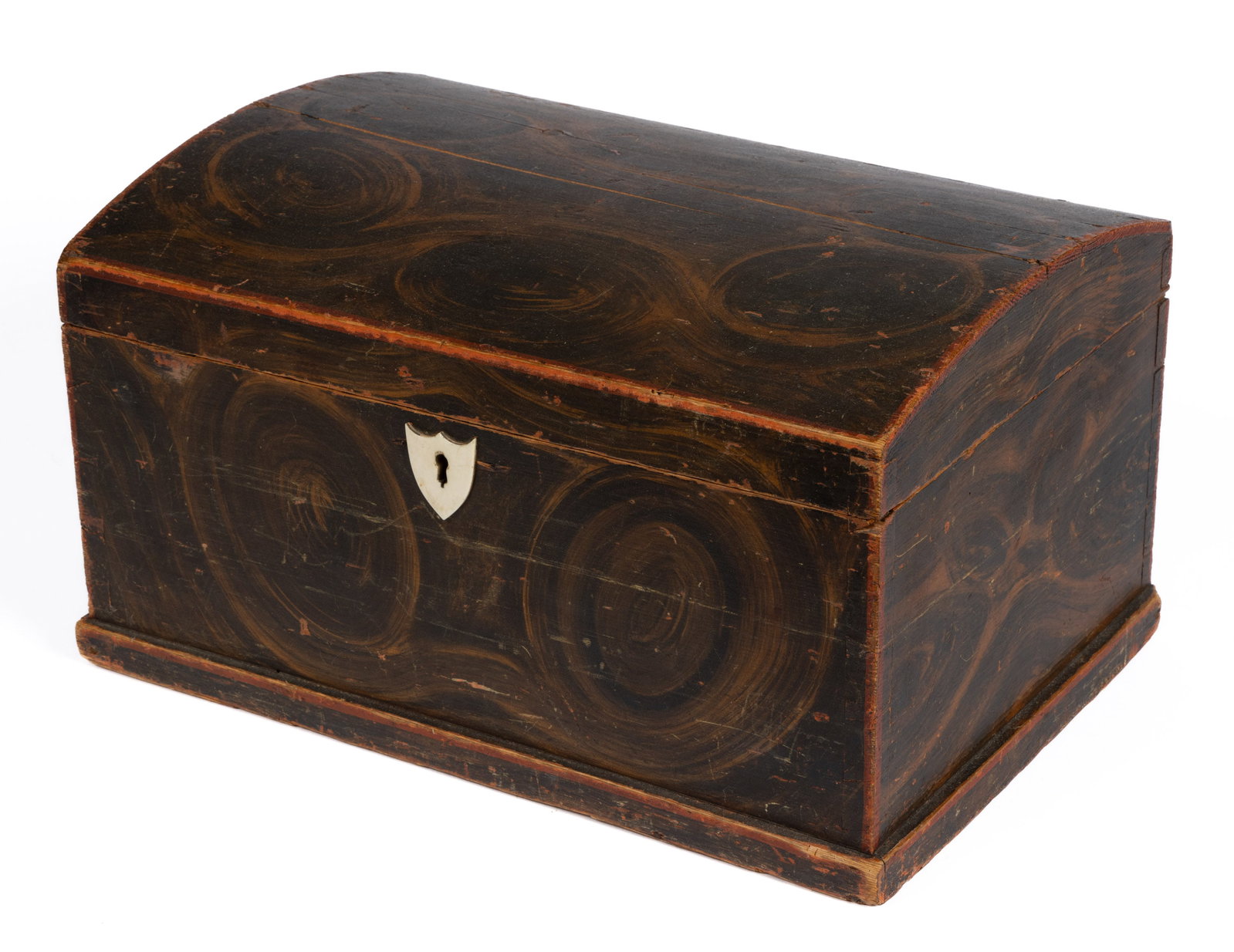 NEW ENGLAND PAINT-DECORATED PINE DOME-TOP BOX: NEW ENGLAND PAINT-DECORATED PINE DOME-TOP BOX, diminutive rectangular form with dovetailed construction, the hinged lid concealing an open interior, case set with a bone shield-form escutcheon, and ap