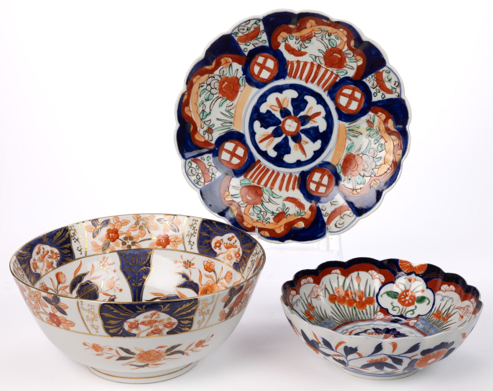 JAPANESE IMARI PORCELAIN TABLE ARTICLES, LOT OF THREE (1 of 7)