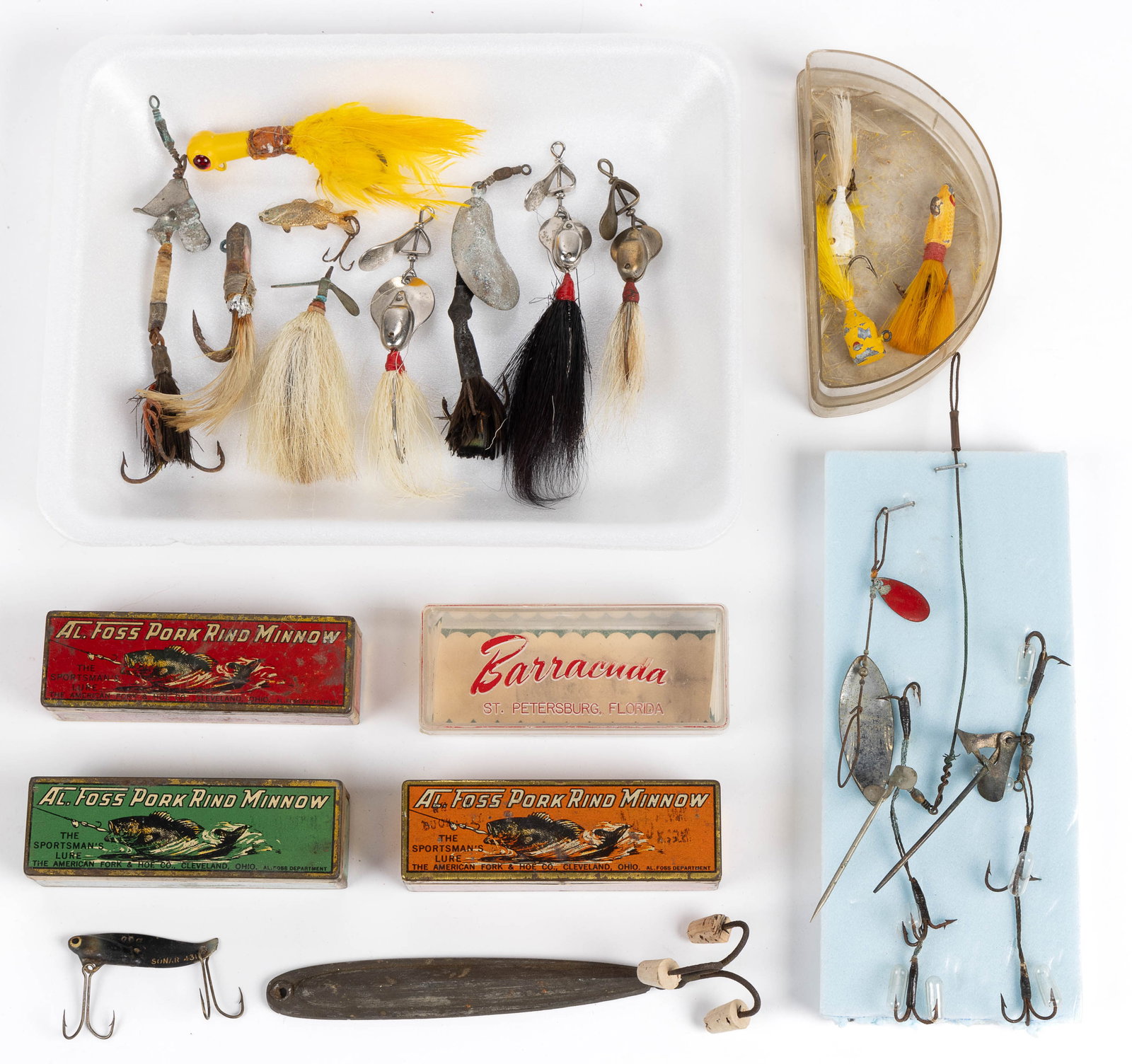 ANTIQUE / VINTAGE METAL FISHING LURES / JIGS AND OTHER ARTICLES, LOT OF 21: ANTIQUE / VINTAGE METAL FISHING LURES / JIGS AND OTHER ARTICLES, LOT OF 21, including six Al Foss pieces of three Shimmy spinner lures of two No. 5 and one No. 6, and three empty Al. Foss Pork Rind Mi