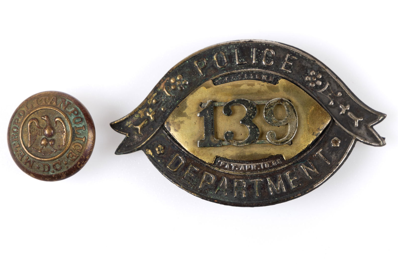 WASHINGTON, DC METROPOLITAN POLICE DEPARTMENT CAP PLATE AND BUTTON, LOT OF TWO: WASHINGTON, DC METROPOLITAN POLICE DEPARTMENT CAP PLATE AND BUTTON, LOT OF TWO, comprising a cap plate marked "C. J. HELLERS / PAT. APR. 10. 88" with a silver 139 badge number on a copp