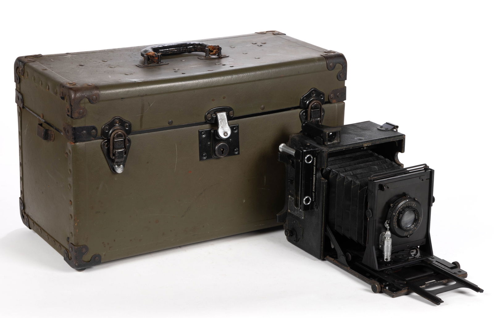 ANTIQUE FOLMER GRAFLEX ANNIVERSARY SPEED GRAPHIC CAMERA IN CASE: ANTIQUE FOLMER GRAFLEX ANNIVERSARY SPEED GRAPHIC CAMERA IN CASE, all-black body and hardware lacking chrome indicating it is a WWII era Anniversary model, Graphic back accepting 4" x 5" film currently