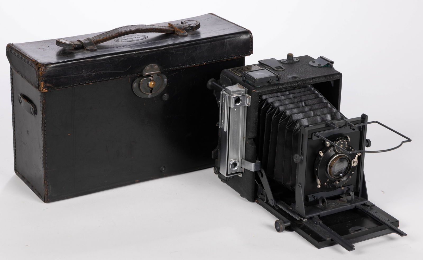 ANTIQUE FOLMER GRAFLEX PRE ANNIVERSARY SPEED GRAPHIC CAMERA: ANTIQUE FOLMER GRAFLEX PRE ANNIVERSARY SPEED GRAPHIC CAMERA, black leather coated wooden hardware and gray-toned metal trim/components, stationary Graphic back accepting 3 1/4" x 4 1/4"