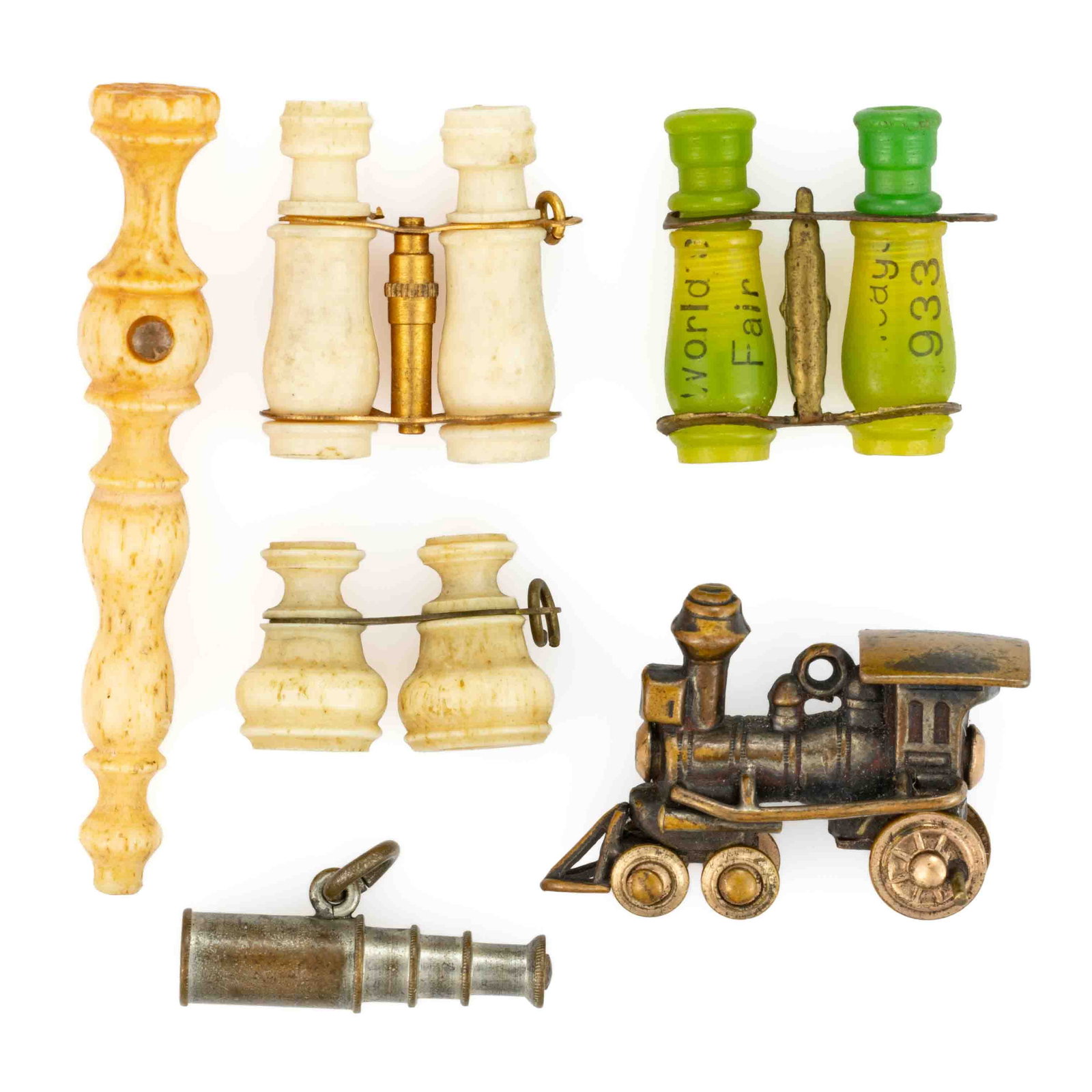 ANTIQUE AND VINTAGE WORLD'S FAIR / EXPOSITION SOUVENIR STANHOPE ARTICLES, LOT OF SIX: ANTIQUE AND VINTAGE WORLD'S FAIR / EXPOSITION SOUVENIR STANHOPE ARTICLES, LOT OF SIX, comprising five figural charms/fobs consisting of a pair of carved bone binoculars with stanhopes for the 1876