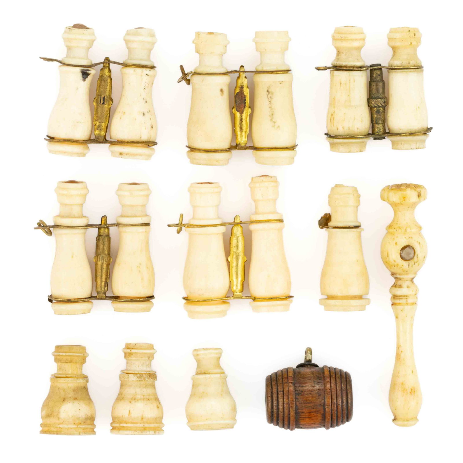 ANTIQUE / VINTAGE AMERICAN VIEW STANHOPE ARTICLES, LOT OF 11: ANTIQUE / VINTAGE AMERICAN VIEW STANHOPE ARTICLES, LOT OF 11, comprising several carved bone / faux-bone charms, fobs, and other articles with stanhopes consisting of two binoculars with Atlantic City
