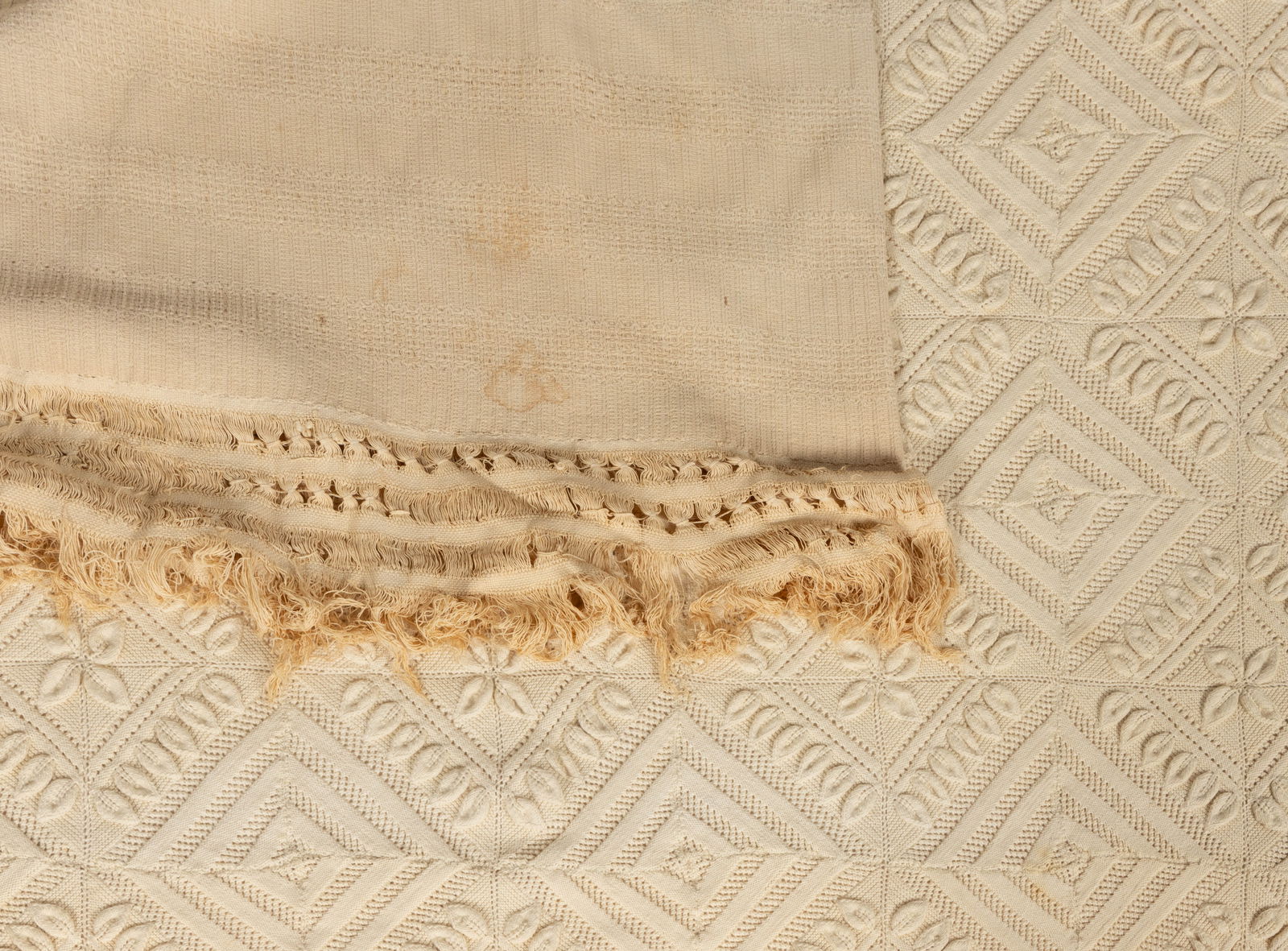 AMERICAN WHITE COVERLET AND BEDSPREAD, LOT OF TWO (1 of 5)