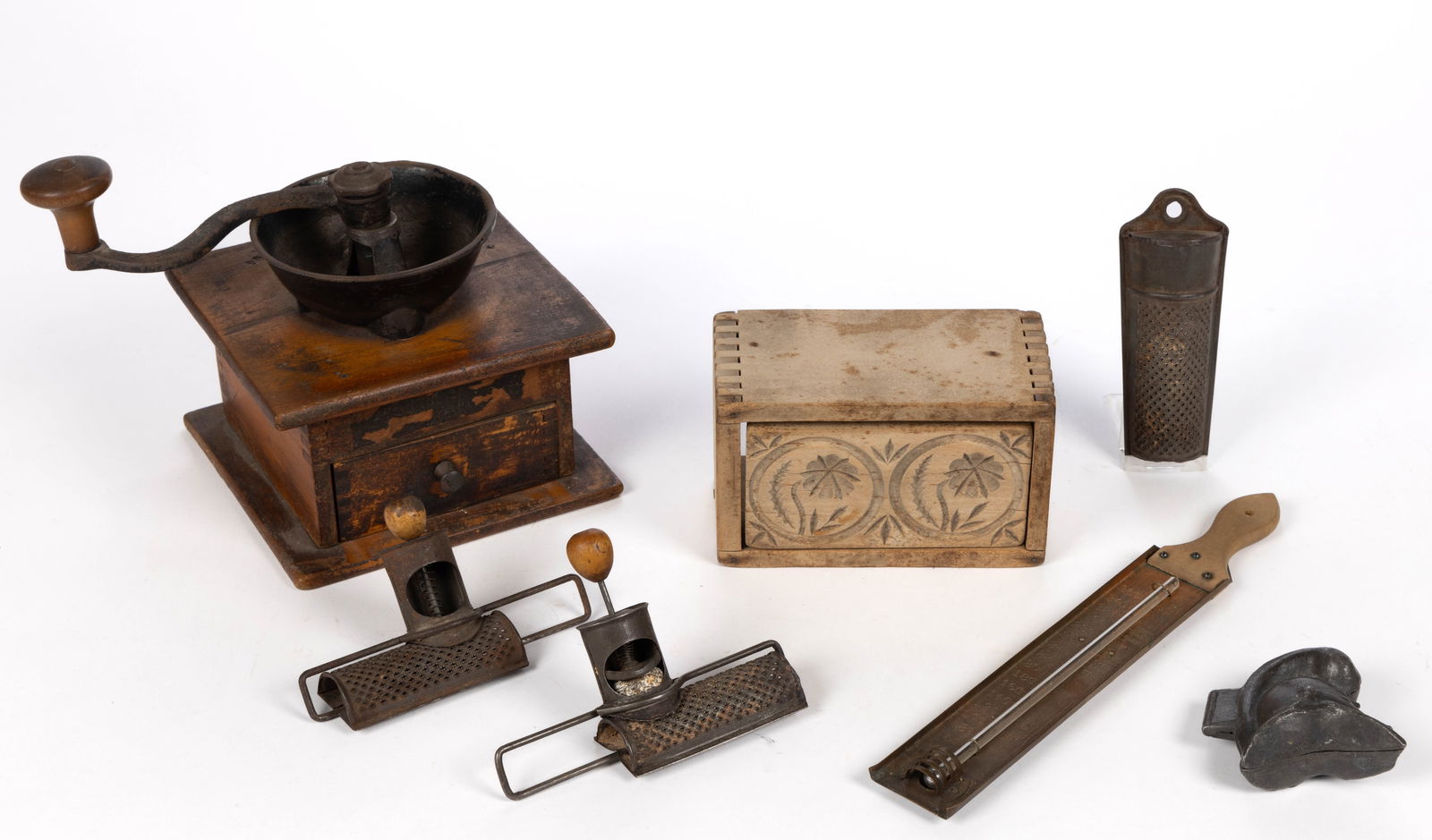 ANTIQUE DOMESTIC / KITCHEN ARTICLES, LOT OF SEVEN: ANTIQUE DOMESTIC / KITCHEN ARTICLES, LOT OF SEVEN, including two mechanical nutmeg graters, a two-part butter mold, and a coffee grinder. Second half 19th/first quarter 20th century. Mold: 3 1/2"