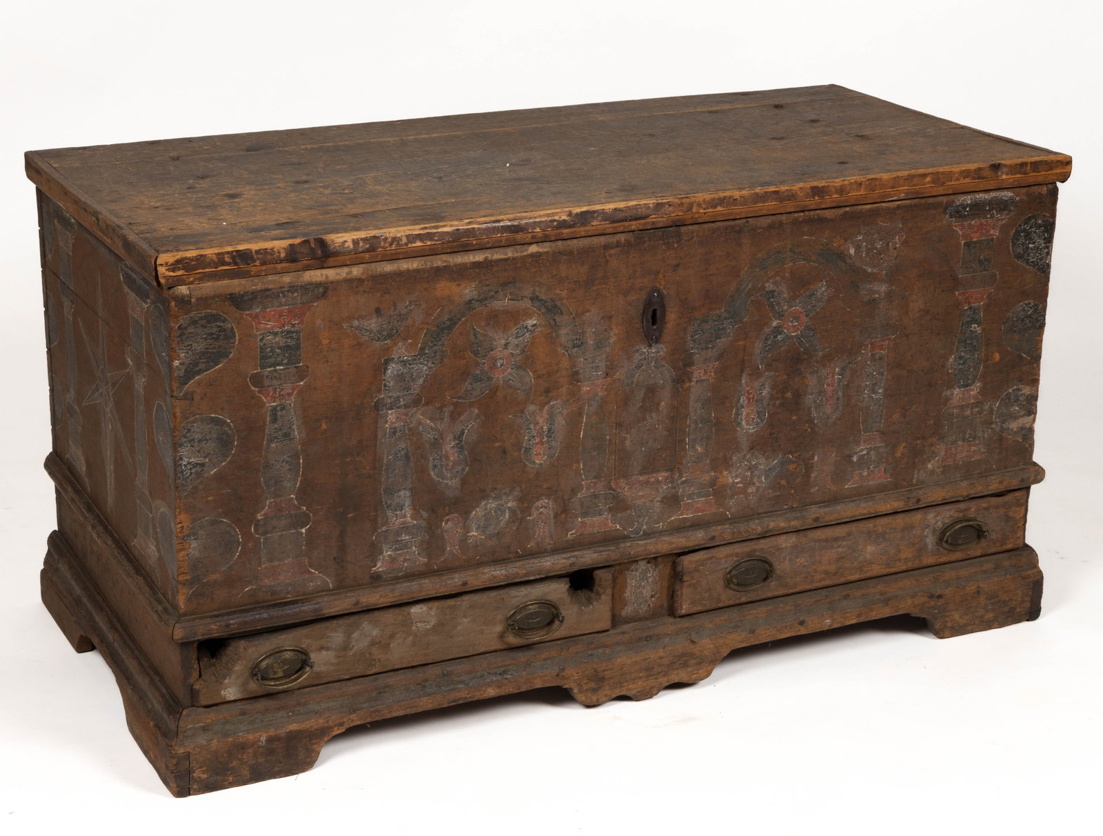 BERKS COUNTY, PENNSYLVANIA PAINTED BLANKET CHEST: BERKS COUNTY, PENNSYLVANIA PAINTED BLANKET CHEST, featuring the flower and column style commonly found in Berks County, PA, the rectangular top has an applied molded edge, which opens to reveal an ope