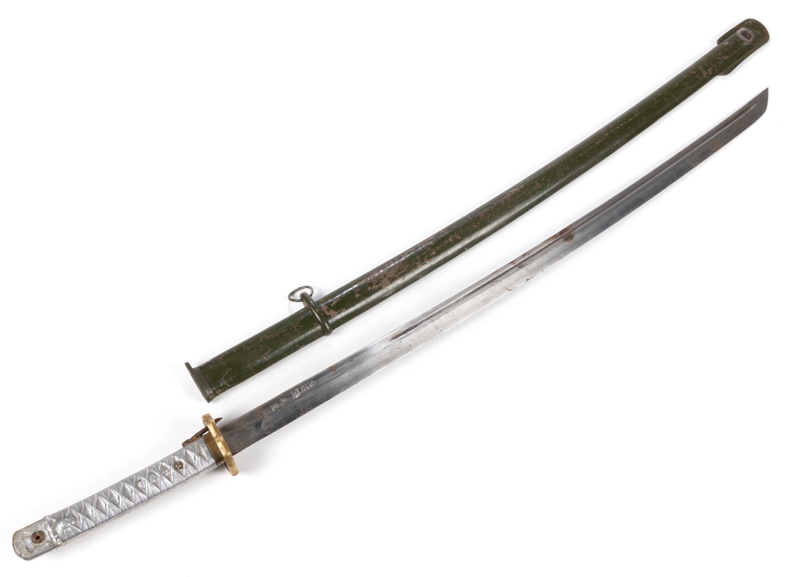 WORLD WAR II / WWII JAPANESE ARMY TYPE 95 NCO KATANA / SHIN-GUNTO: WORLD WAR II / WWII JAPANESE ARMY TYPE 95 NCO KATANA / SHIN-GUNTO, cast-aluminum hilt with brass tsuba, blade with Japanese characters and 40267 serial number, painted metal scabbard with a single rin