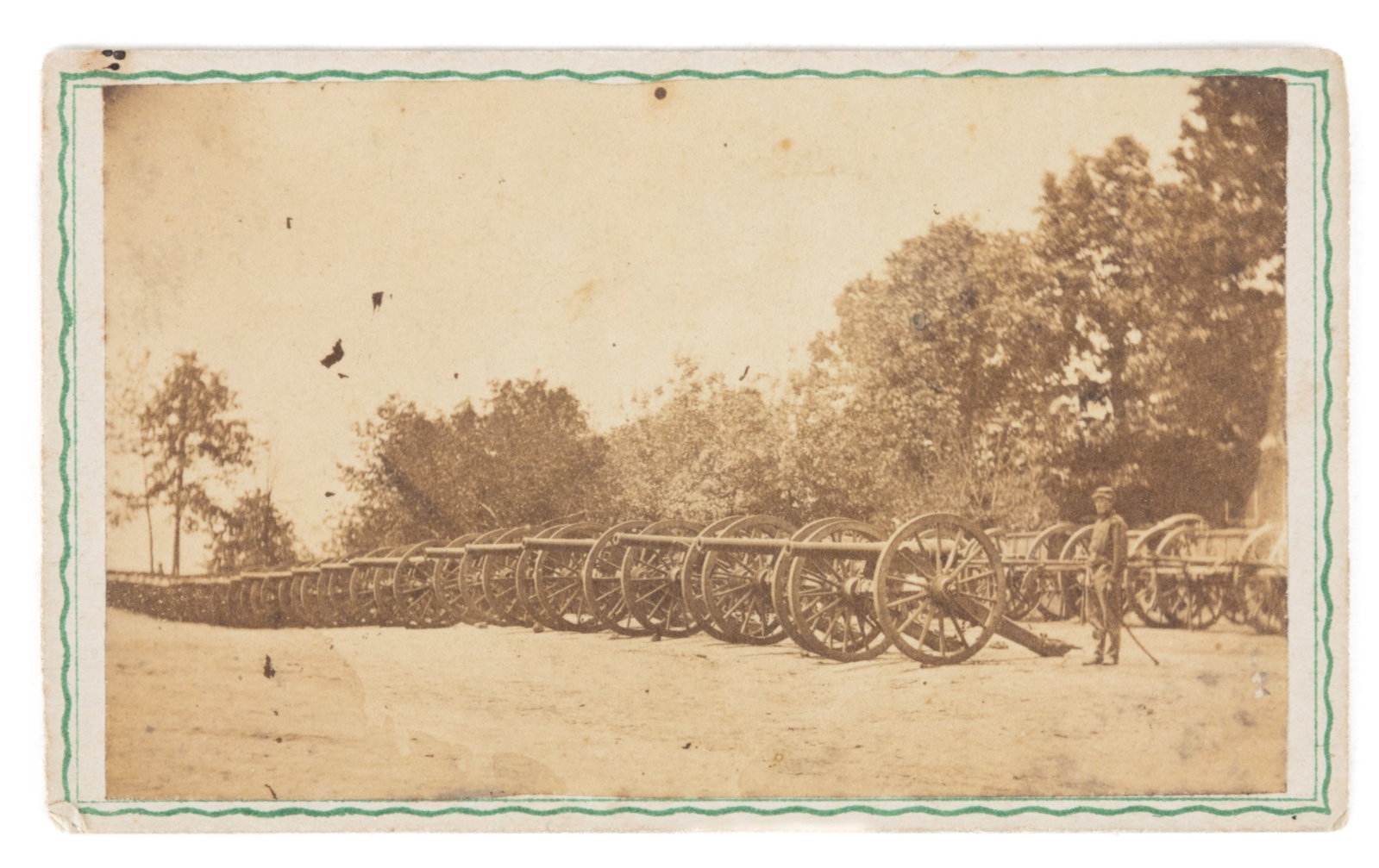 CIVIL WAR CAPTURED CONFEDERATE CANNONS, BATTLE OF CHATTANOOGA CDV: CIVIL WAR CAPTURED CONFEDERATE CANNONS, BATTLE OF CHATTANOOGA CDV, depicting a long line of cannons with a soldier standing beside, period "Captured Guns / Near Gen. Steedmans / Head Quarters / C