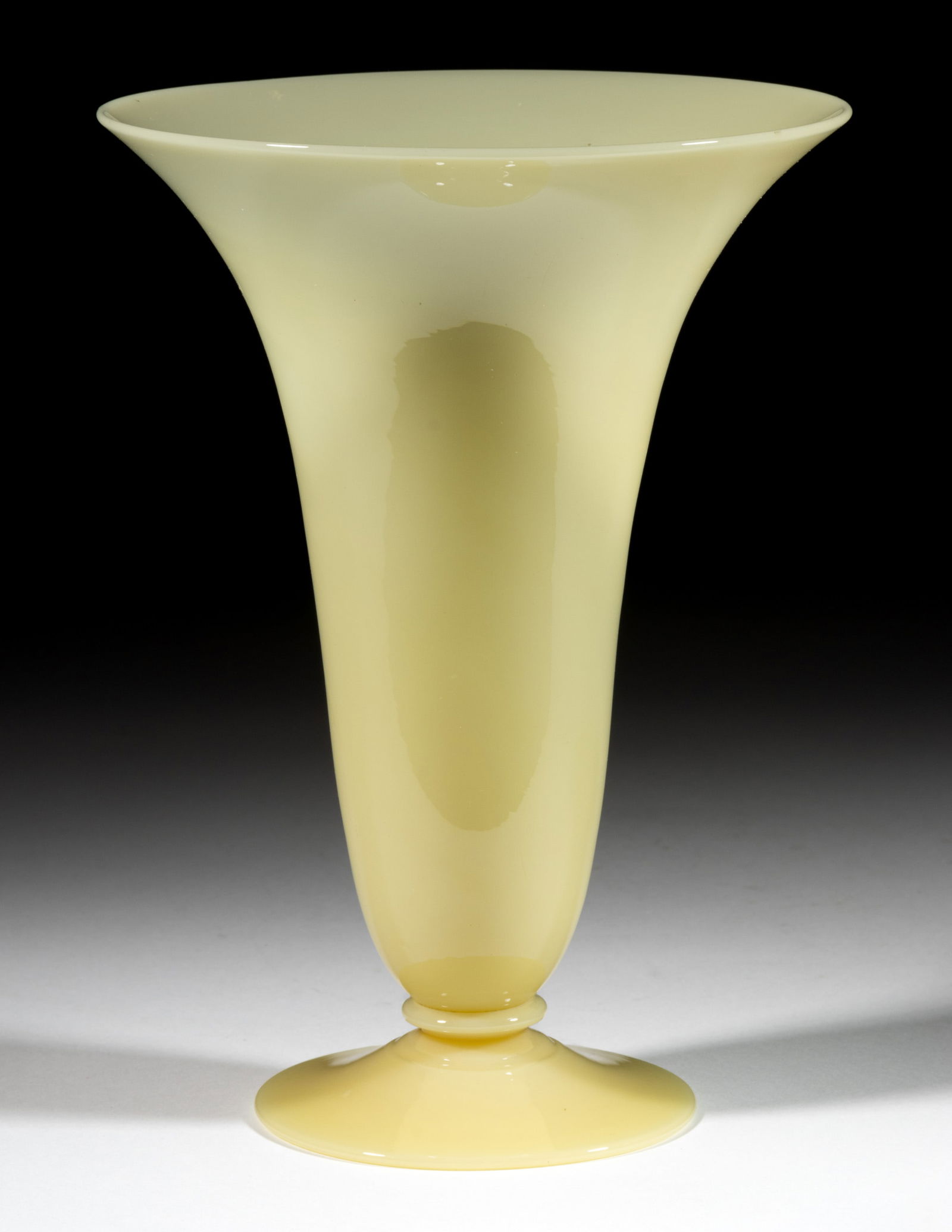 STEUBEN ATTRIBUTED IVORY ART GLASS TRUMPET VASE (1 of 1)