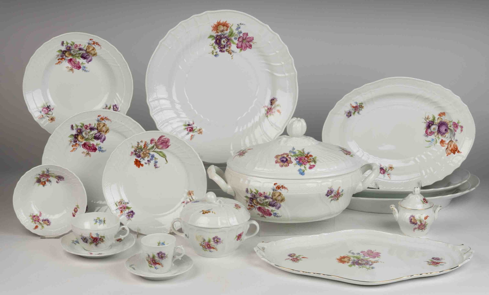 ITALIAN RICHARD GINORI PORCELAIN 109-PIECE DINNER SET (1 of 1)