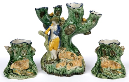 BRITISH PEARLWARE PRATT-DECORATED THREE-PIECE GARNITURE / SPILL VASE SET