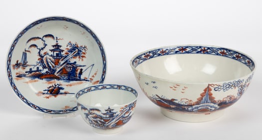 ENGLISH IMARI-STYLE CHINOISERIE MOTIF PORCELAIN ARTICLES, LOT OF TWO