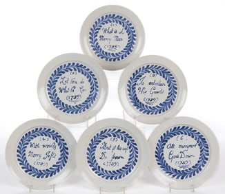 MICHELLE ERICKSON (B. 1960), COLONIAL WILLIAMSBURG FOUNDATION REPRODUCTION DELFT EARTHENWARE MOTTO