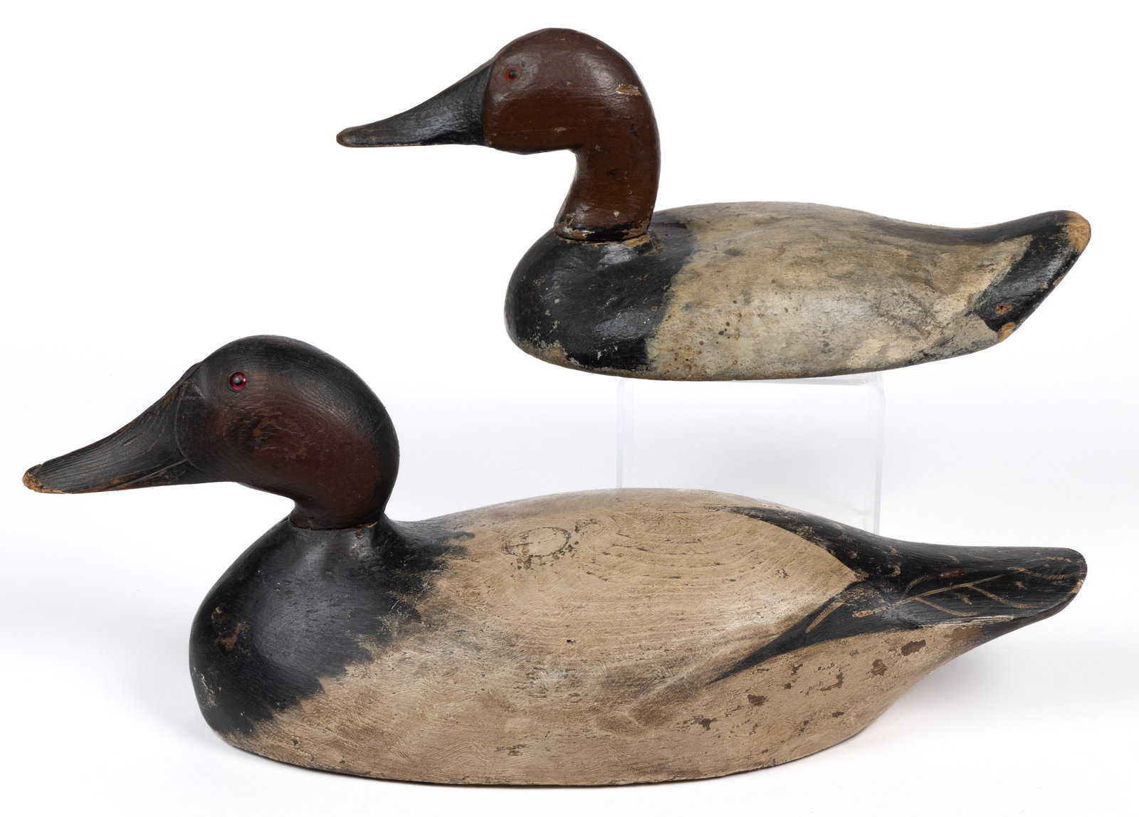 AMERICAN FOLK ART CANVASBACK / MASON BACK BAY DECOYS, LOT OF TWO: AMERICAN FOLK ART CANVASBACK / MASON BACK BAY DECOYS, LOT OF TWO, carved wood, both of solid-body form, comprising a larger example with intricately carved bill and polychrome-painted surfac