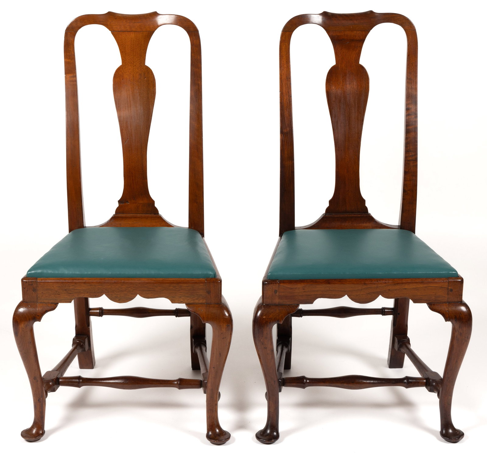PAIR OF BOSTON, MASSACHUSETTS QUEEN ANNE WALNUT SIDE CHAIRS: PAIR OF BOSTON, MASSACHUSETTS QUEEN ANNE WALNUT SIDE CHAIRS, each yoked crest rail, solid vase-form splat, trapezoidal seat rails, and cabriole legs joined with block-turned stretchers, ending in