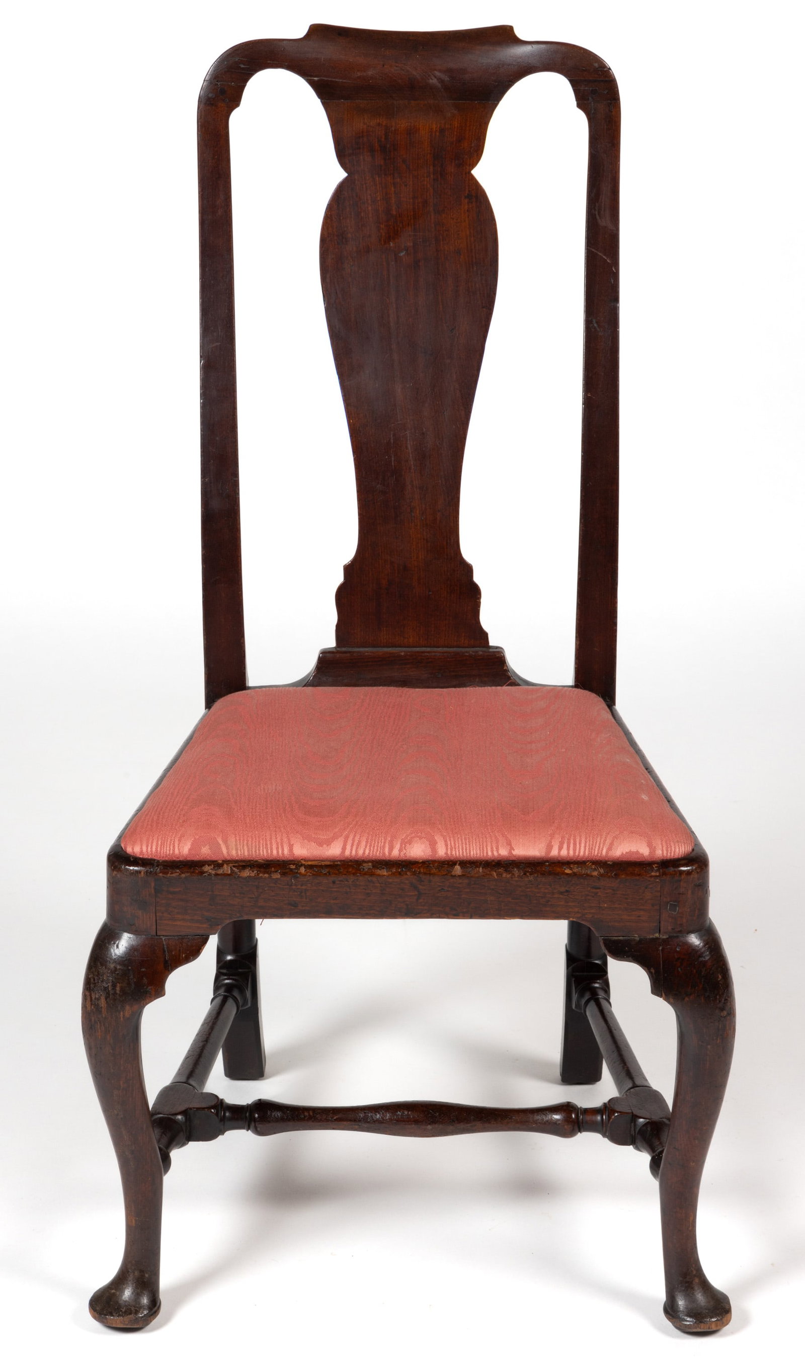 BOSTON, MASSACHUSETTS QUEEN ANNE MAHOGANY SIDE CHAIR: BOSTON, MASSACHUSETTS QUEEN ANNE MAHOGANY SIDE CHAIR, yoked crest rail, solid vase-form splat, trapezoidal seat rails, and cabriole legs joined with block-turned stretchers, ending in padded feet, per