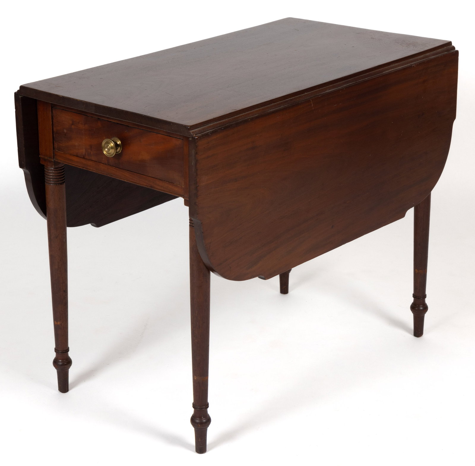 AMERICAN MAHOGANY FALL-LEAF / PEMBROKE TABLE: AMERICAN MAHOGANY FALL-LEAF / PEMBROKE TABLE, the rectangular top with two hinged shaped leaves above a plain apron, having a drawer to one end with brass pull, the whole raised on straight turne
