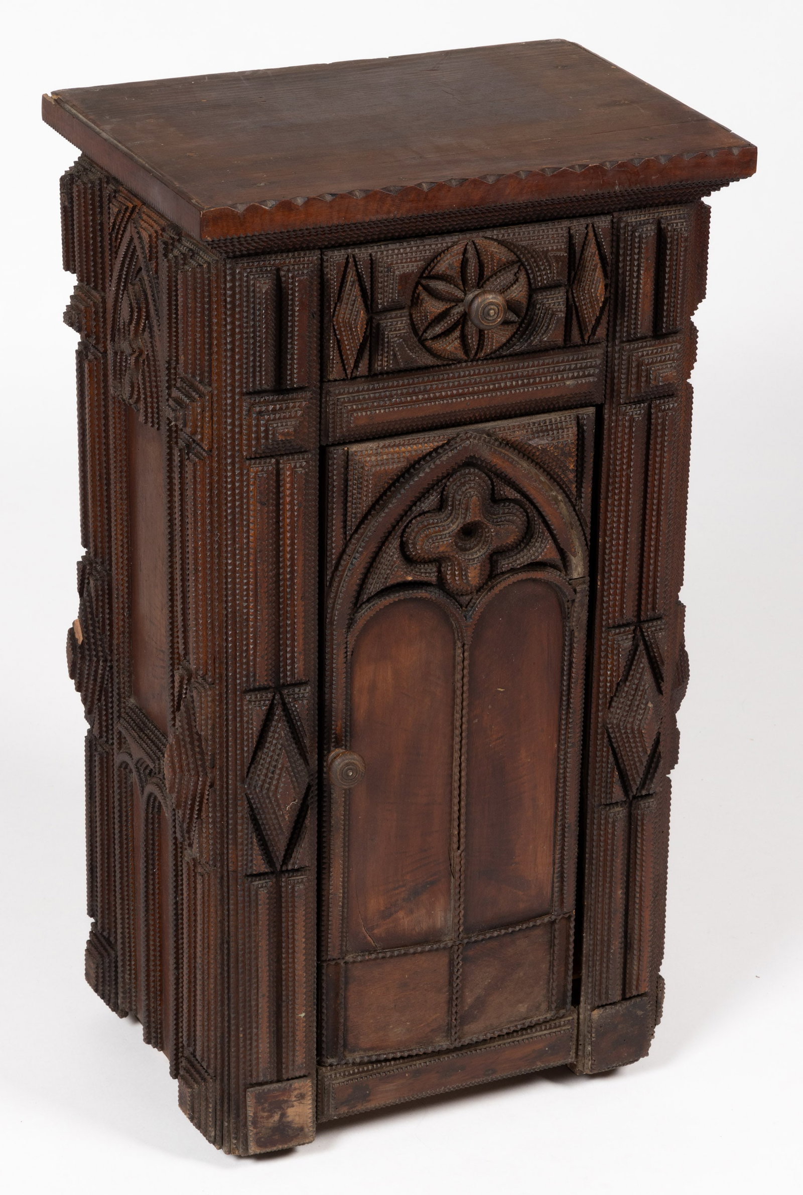 FRENCH FOLK / TRAMP ART CARVED BEDSIDE CABINET / WASHSTAND: FRENCH FOLK / TRAMP ART CARVED BEDSIDE CABINET / WASHSTAND, featuring a rectangular top with stepped chip-carved cornice molding above a single drawer and cabinet door which opens to reveal an op