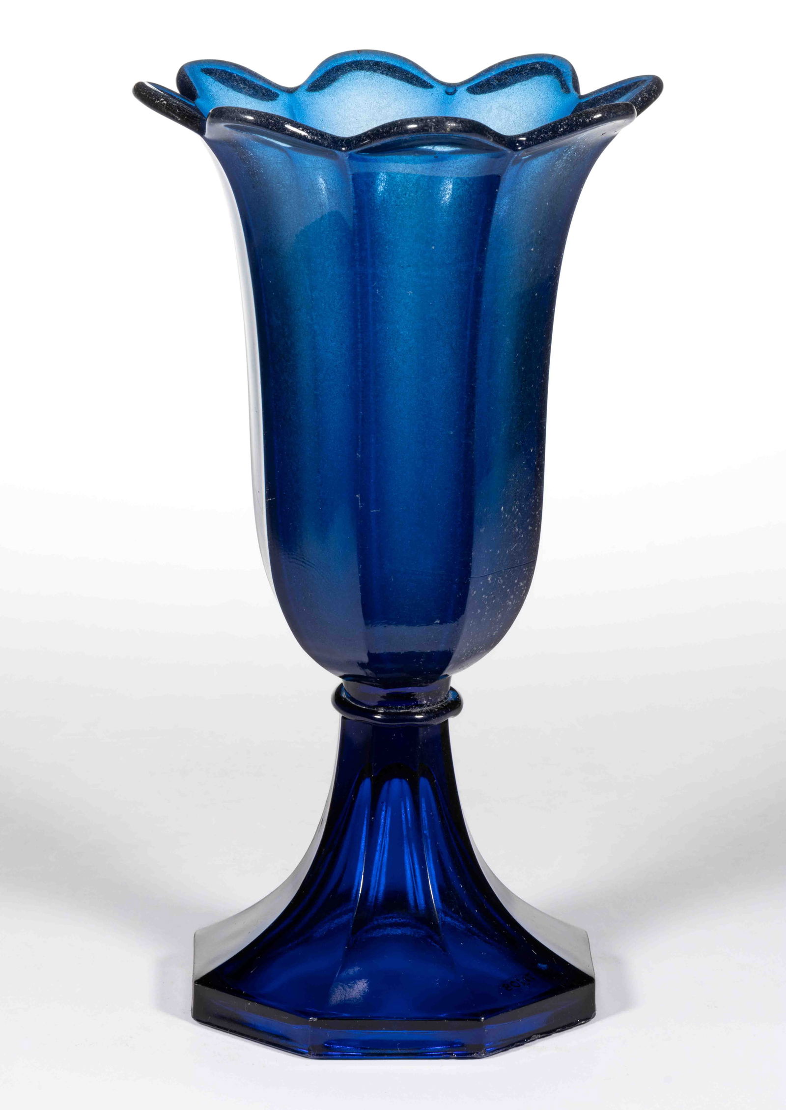 PRESSED SANDWICH TULIP VASE (1 of 1)