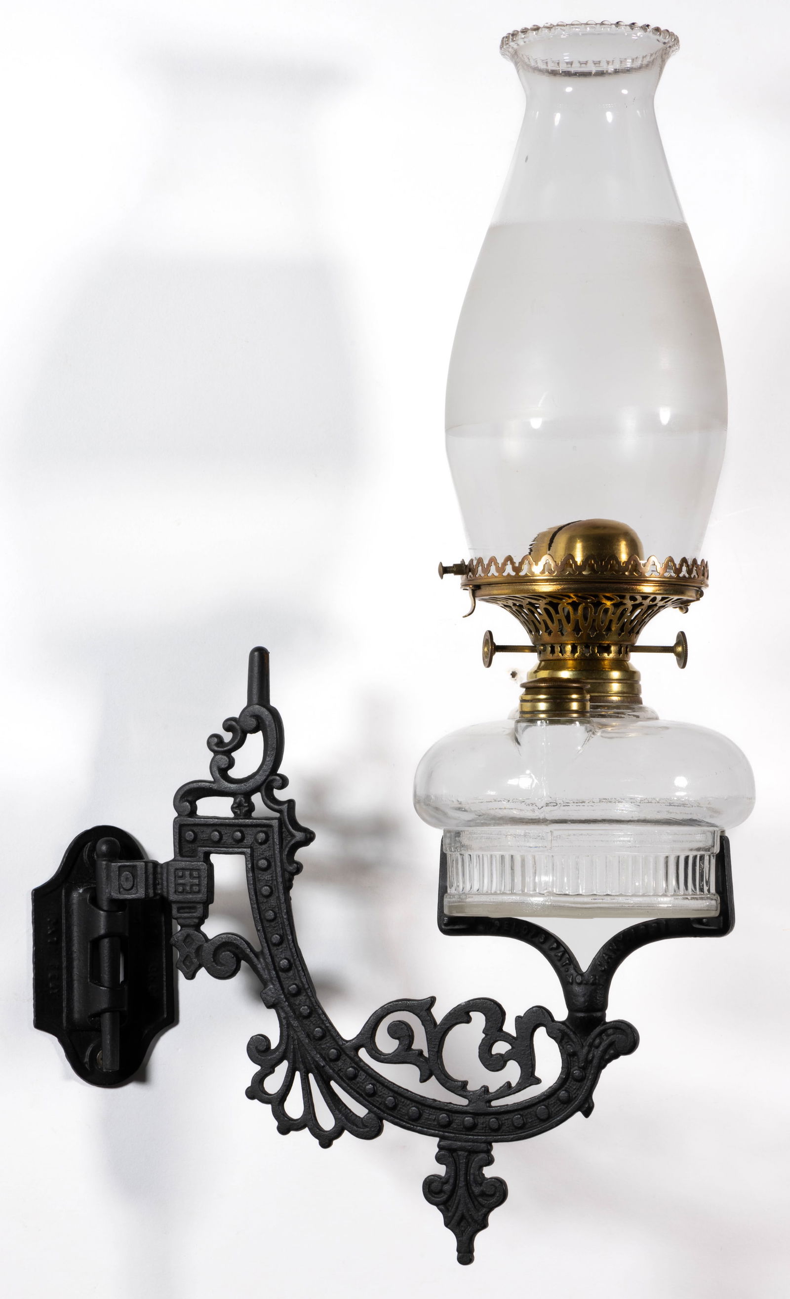 ROELOFS PATENTED CAST-IRON SINGLE-ARM KEROSENE BRACKET LAMP (1 of 3)