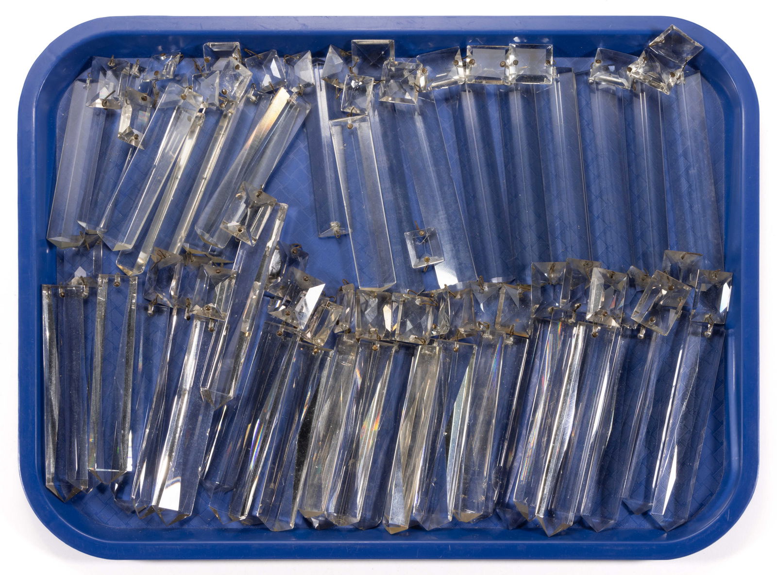 ASSORTED COLONIAL-PATTERNED GLASS LIGHTING PRISMS, UNCOUNTED LOT (1 of 1)