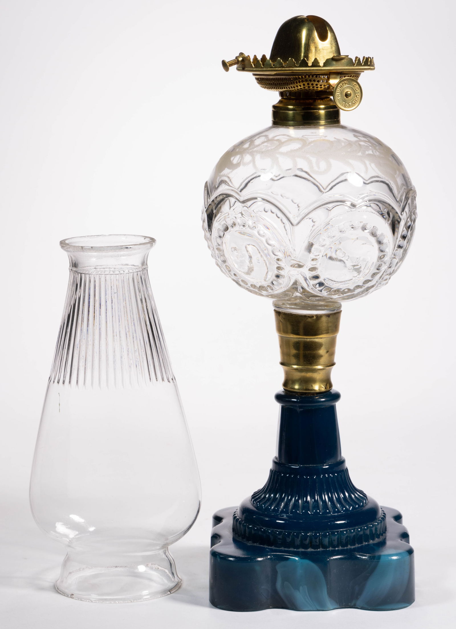 BEADED BULLSEYE WITH ENGRAVING KEROSENE STAND LAMP (1 of 1)