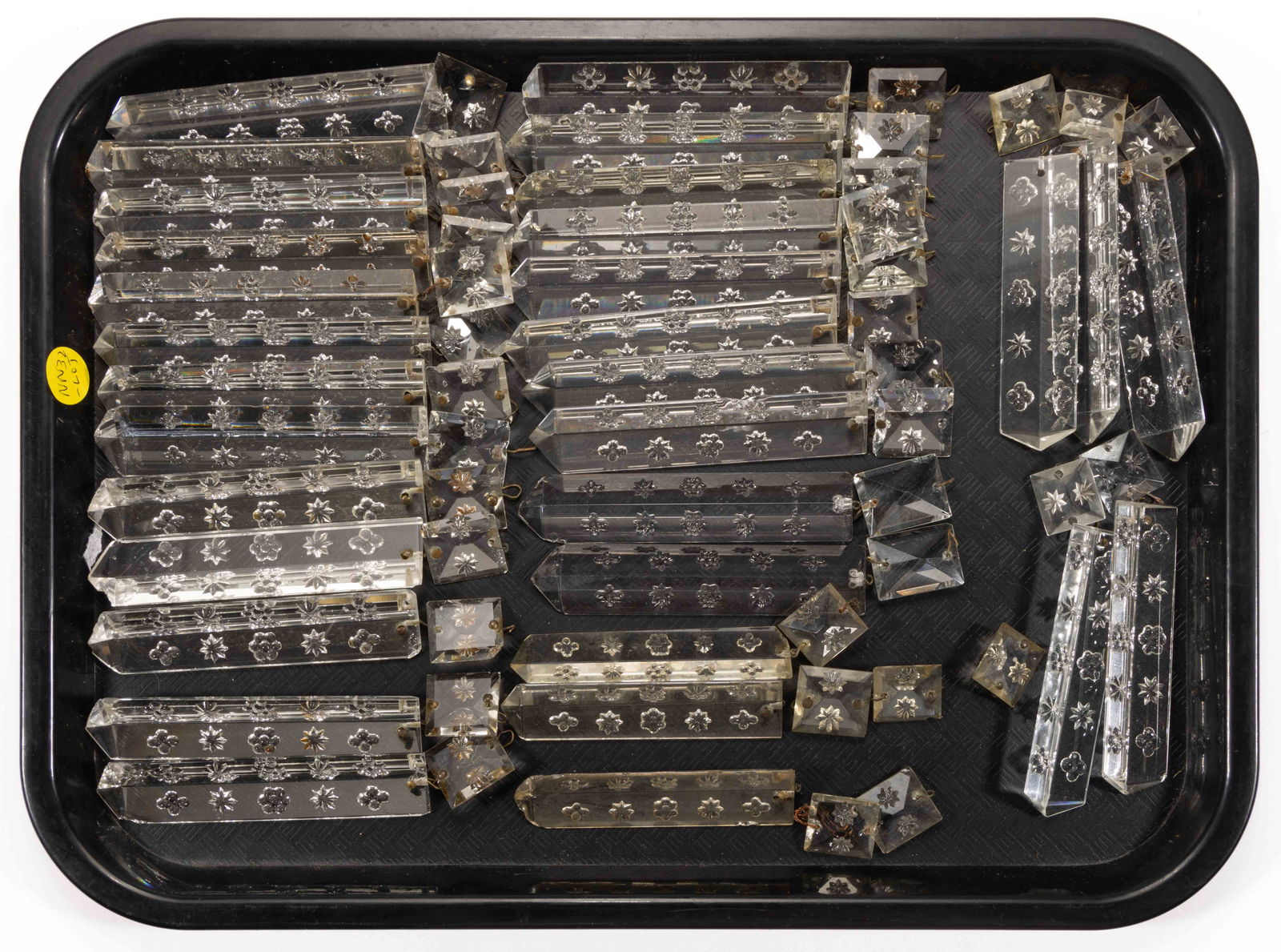 ASSORTED SNOWFLAKE-PATTERNED GLASS LIGHTING PRISMS, UNCOUNTED LOT (1 of 1)