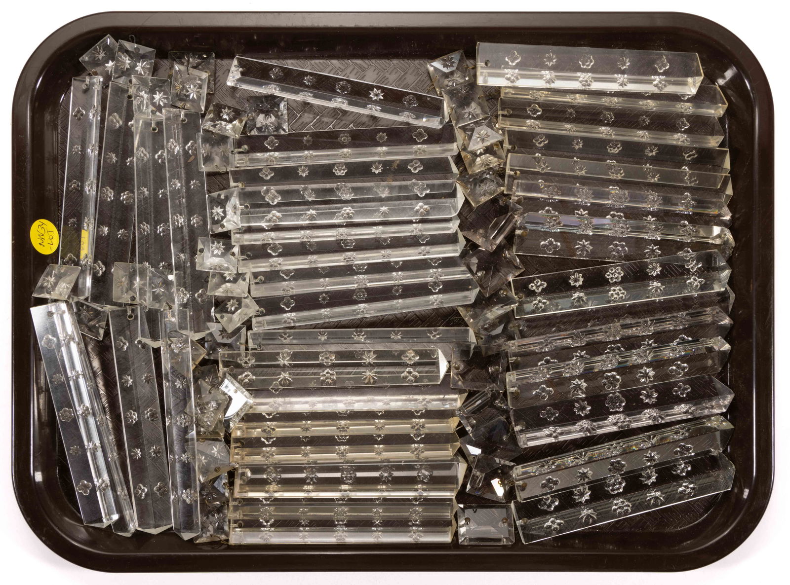 ASSORTED SNOWFLAKE-PATTERNED GLASS LIGHTING PRISMS, UNCOUNTED LOT (1 of 1)