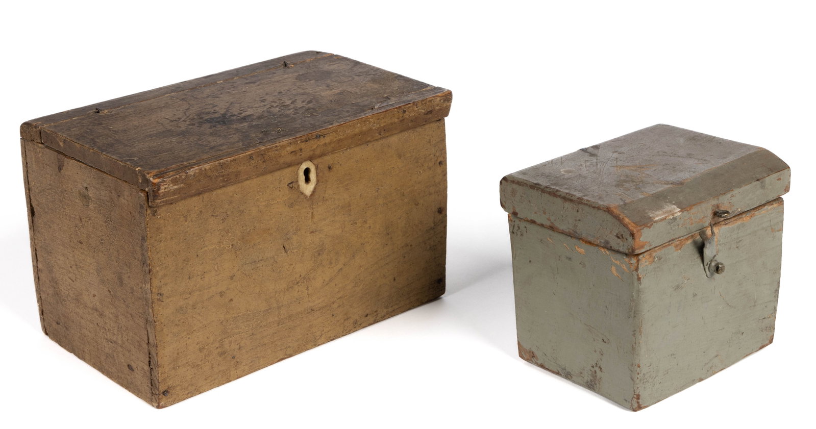 AMERICAN PAINTED PINE DIMINUTIVE BOX: AMERICAN PAINTED PINE DIMINUTIVE BOX, having applied molding to front edge of lid, bone-inlaid escutcheon, original snipe hinges and mustard-painted surface, interior lined with period printed broadsi